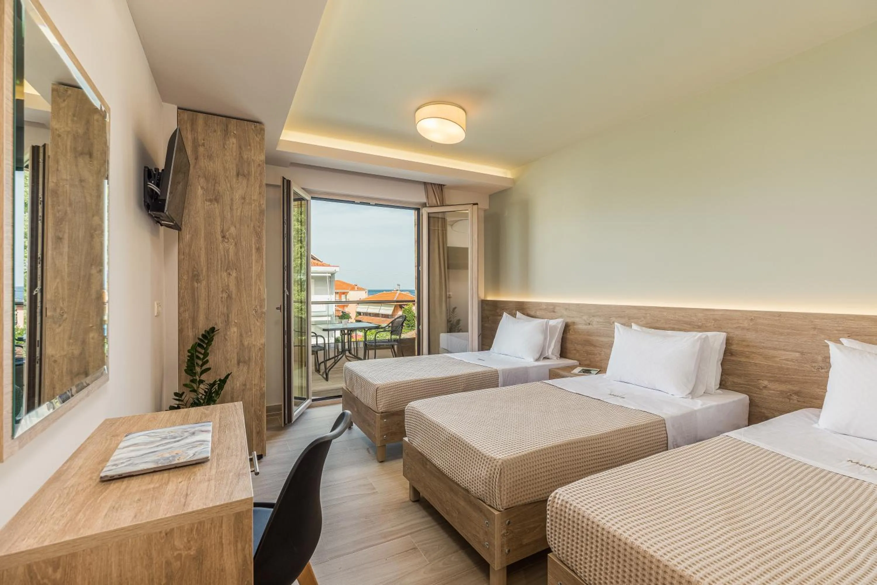 Balcony/Terrace, Bed in Makris Luxury Rooms