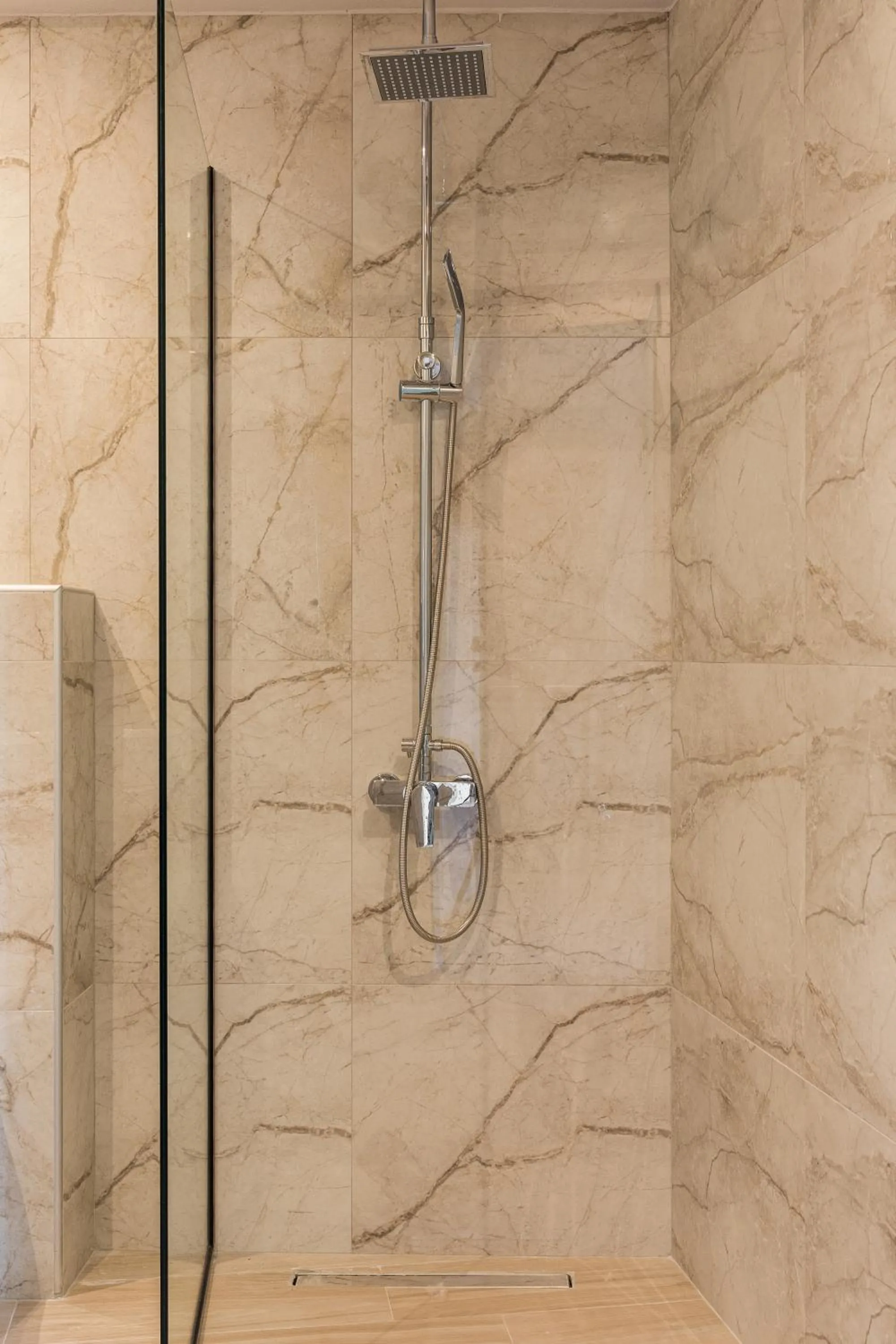 Shower in Makris Luxury Rooms
