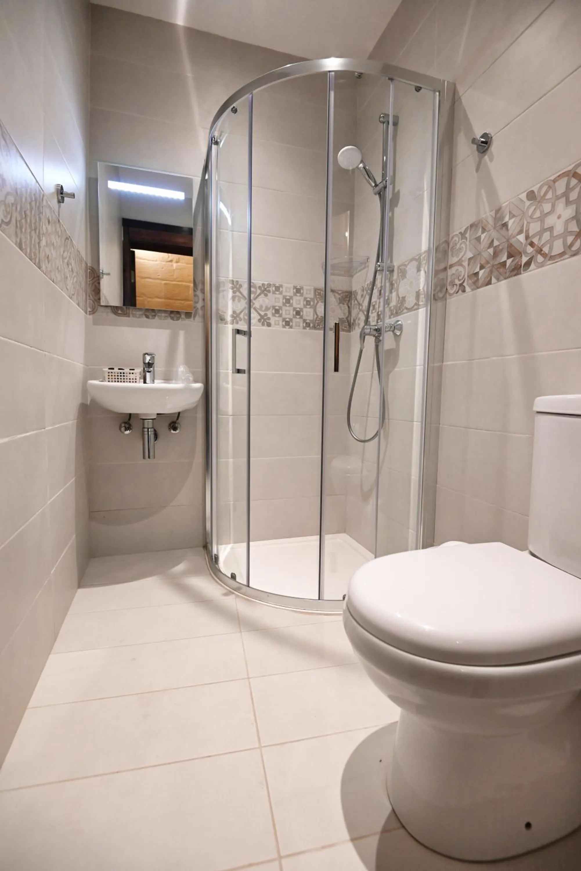 Shower in The Cloisters Bed And Breakfast