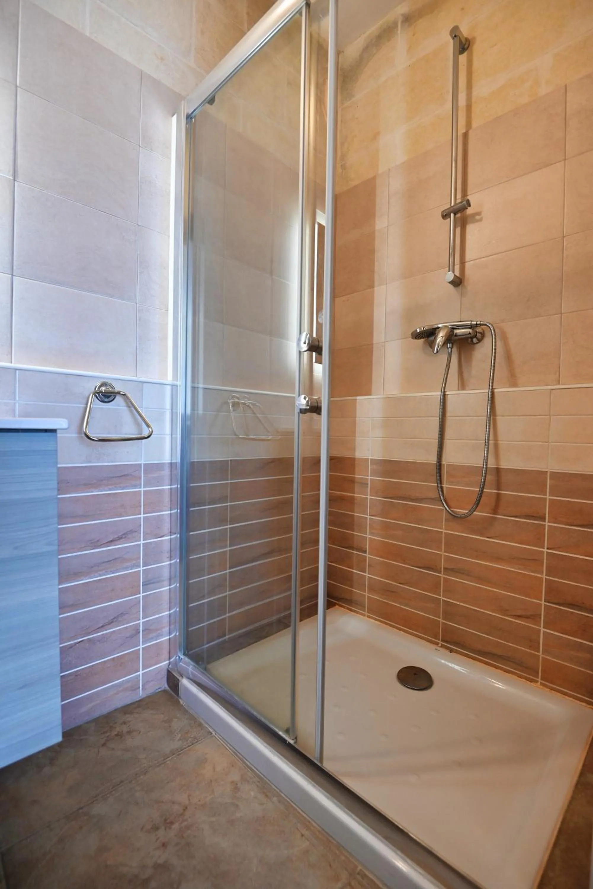 Shower in The Cloisters Bed And Breakfast