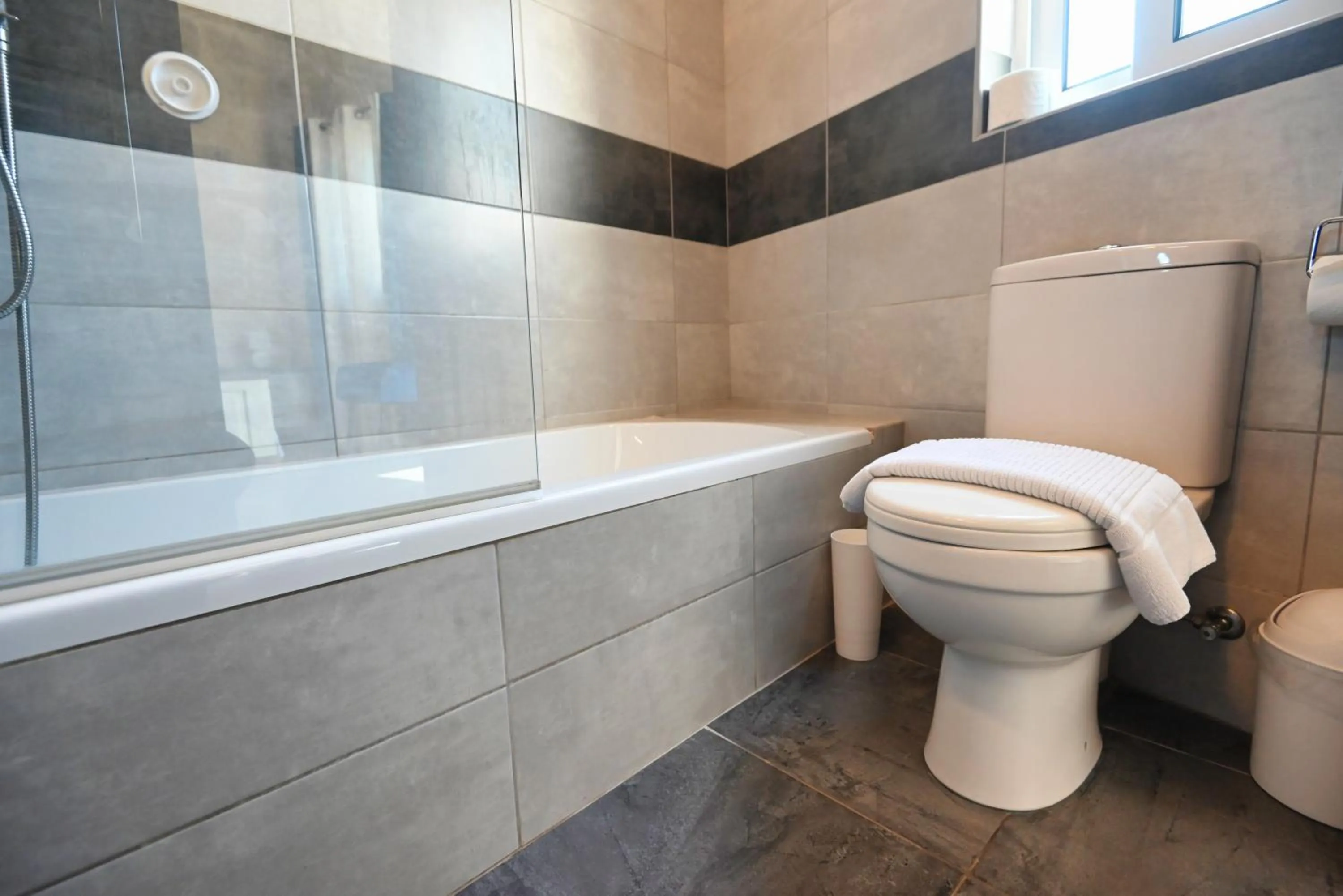 Toilet in The Cloisters Bed And Breakfast