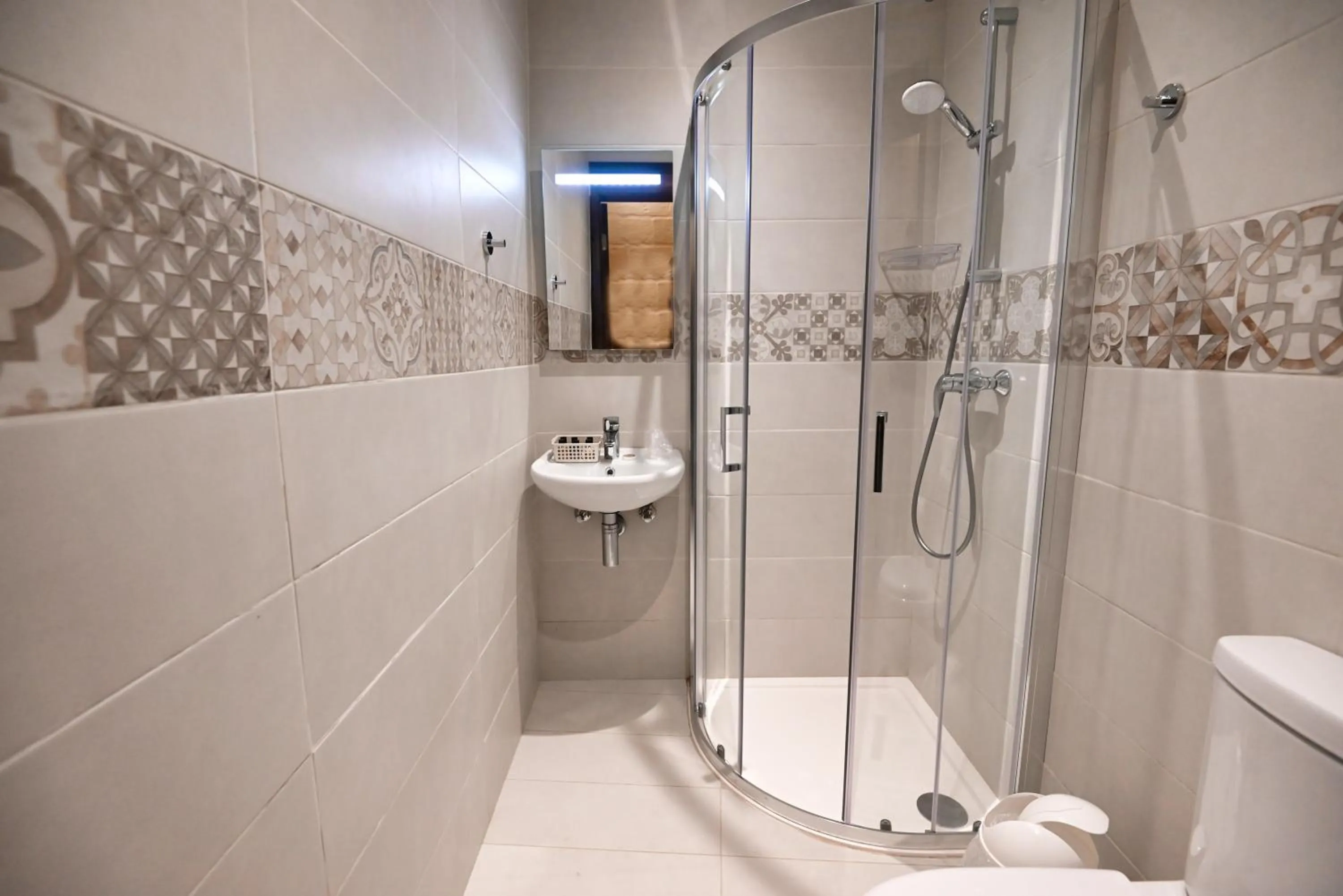 Shower in The Cloisters Bed And Breakfast