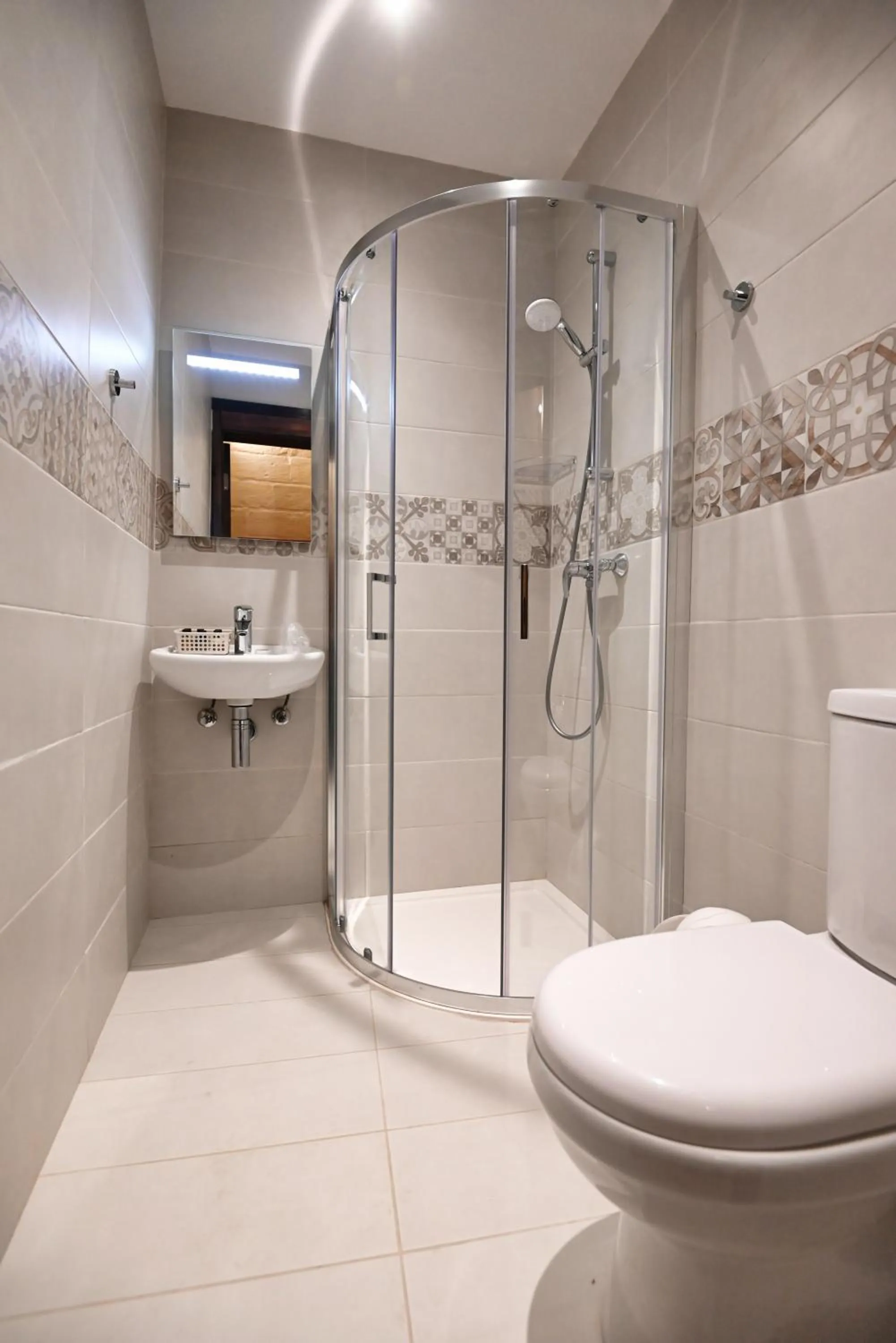 Shower in The Cloisters Bed And Breakfast