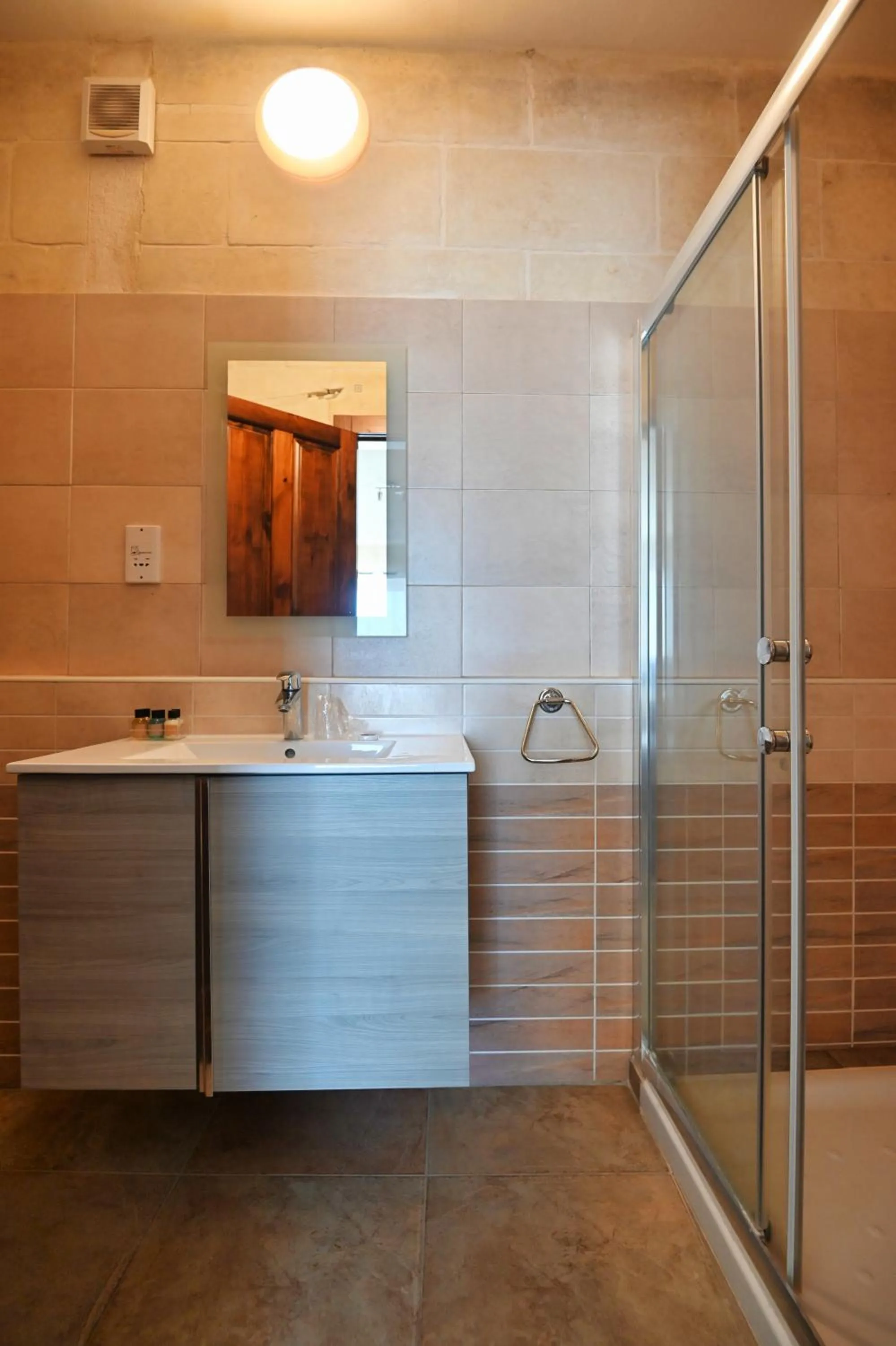 Shower in The Cloisters Bed And Breakfast