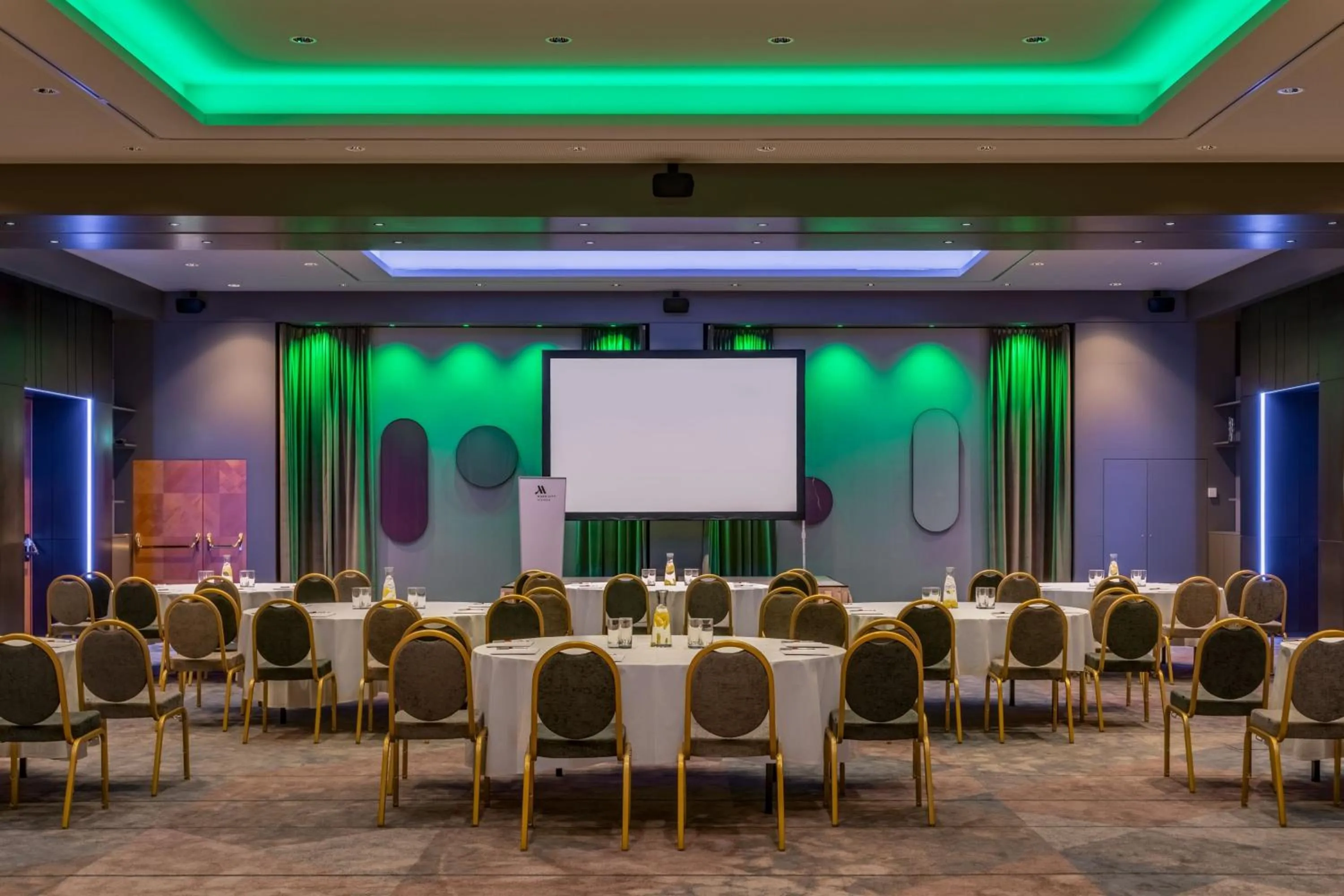 Lounge or bar in Vienna Marriott Hotel