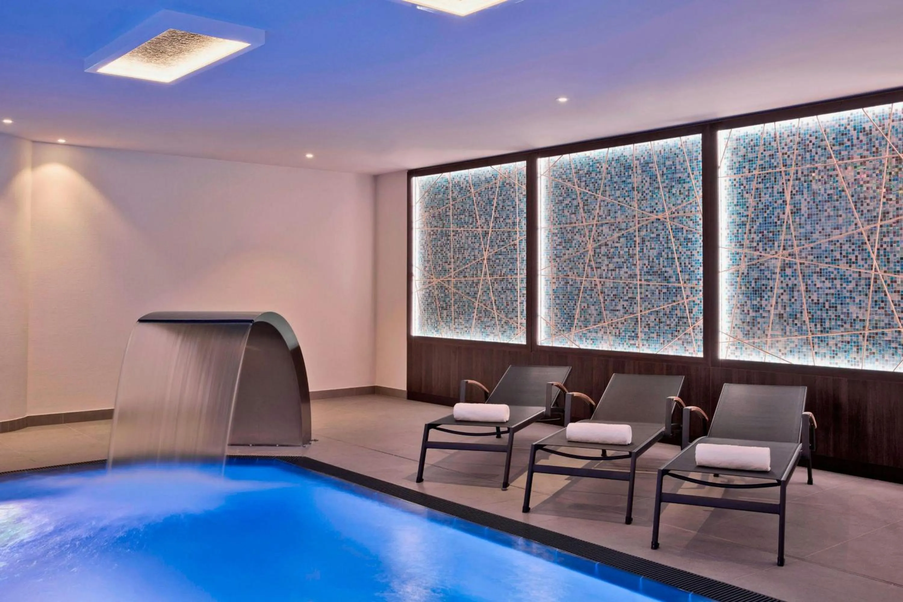 Swimming pool in Vienna Marriott Hotel