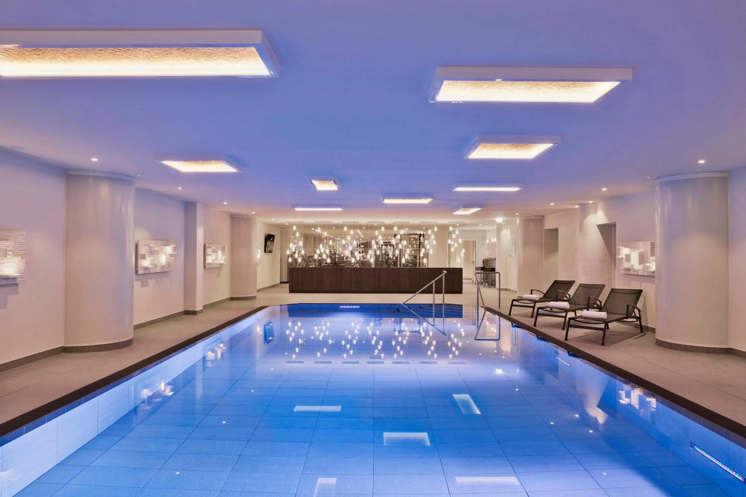 Swimming pool in Vienna Marriott Hotel