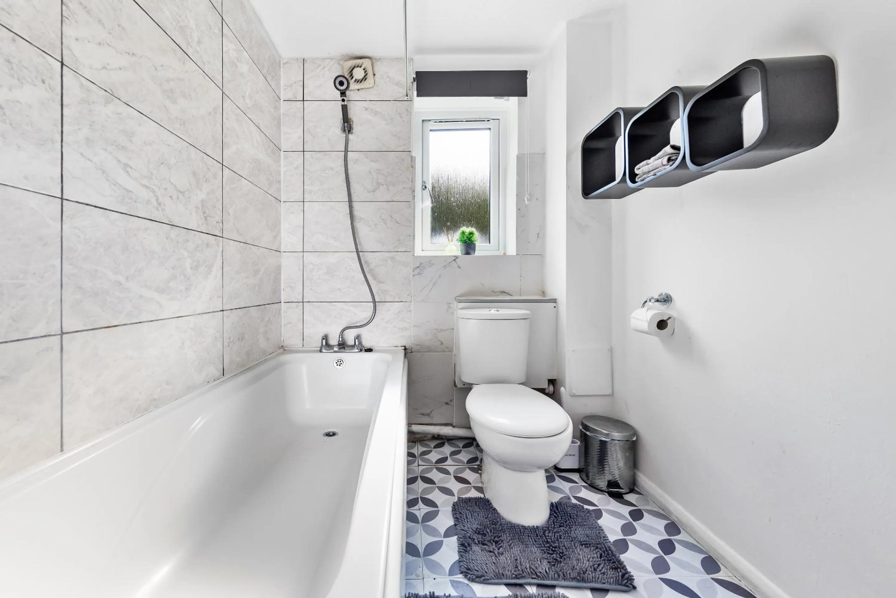 Bathroom in Stunning 1 bedroom apartment in Dagenham