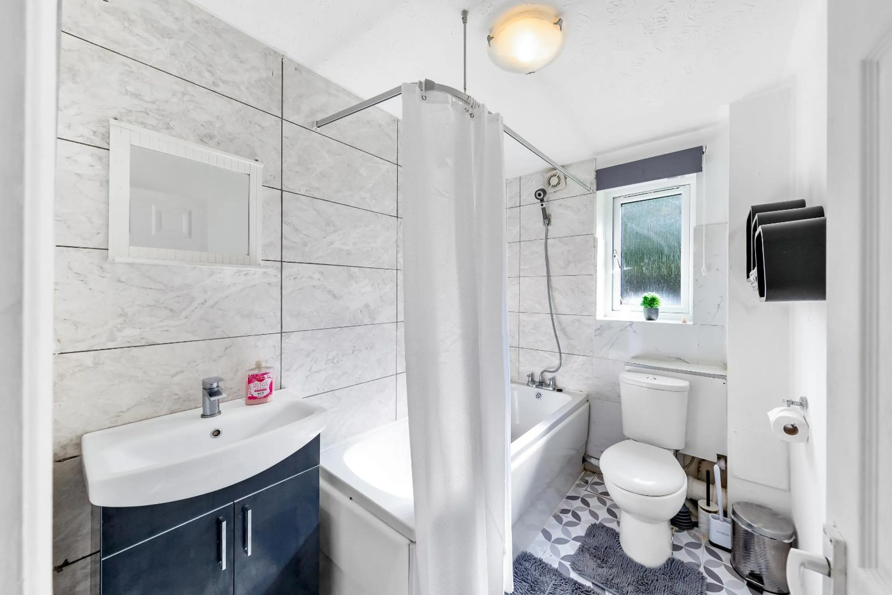 Bathroom in Stunning 1 bedroom apartment in Dagenham