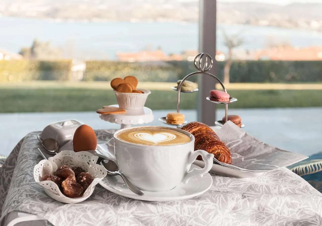 Breakfast in The Lake House