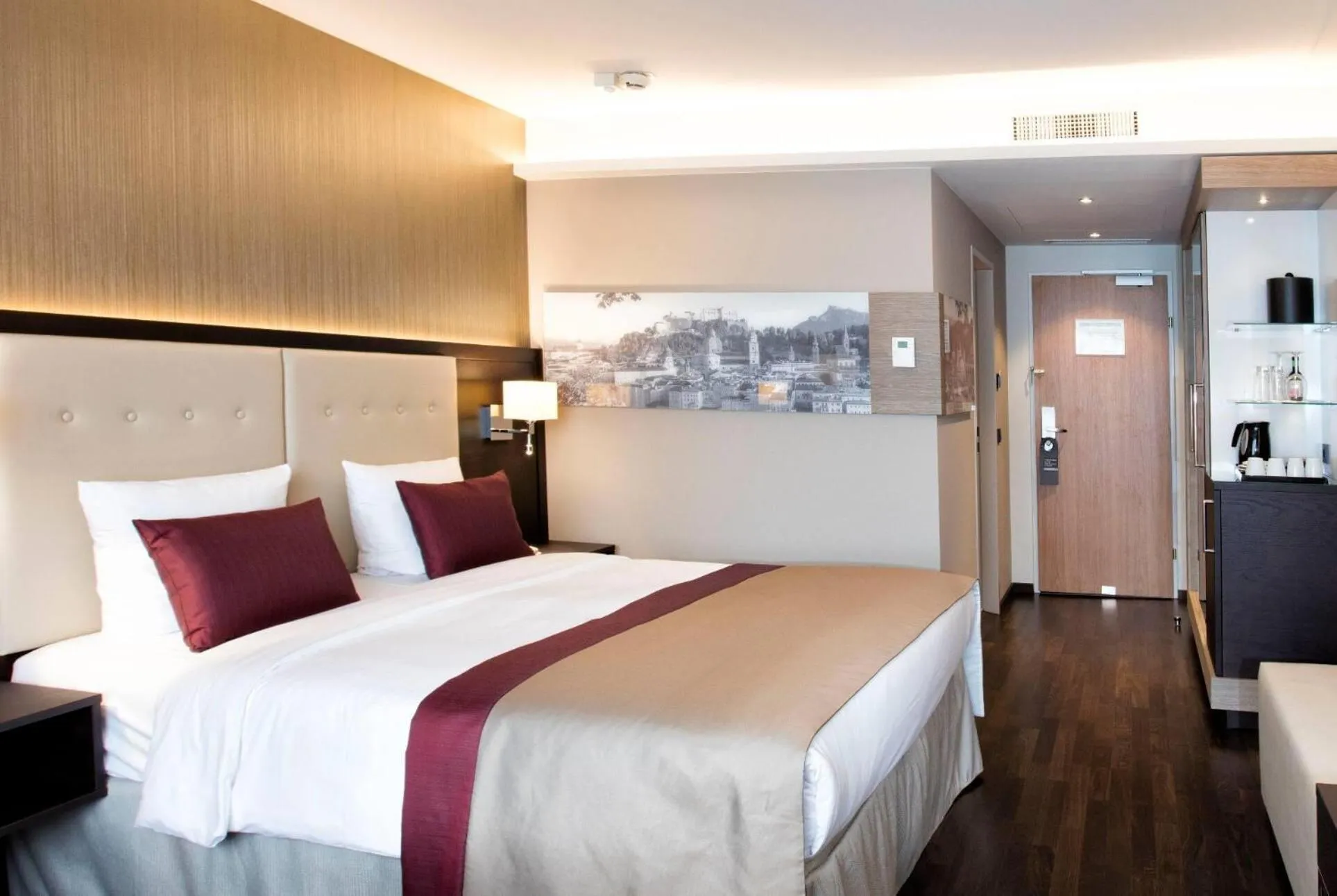 Photo of the whole room, Bed in Wyndham Grand Salzburg Conference Centre