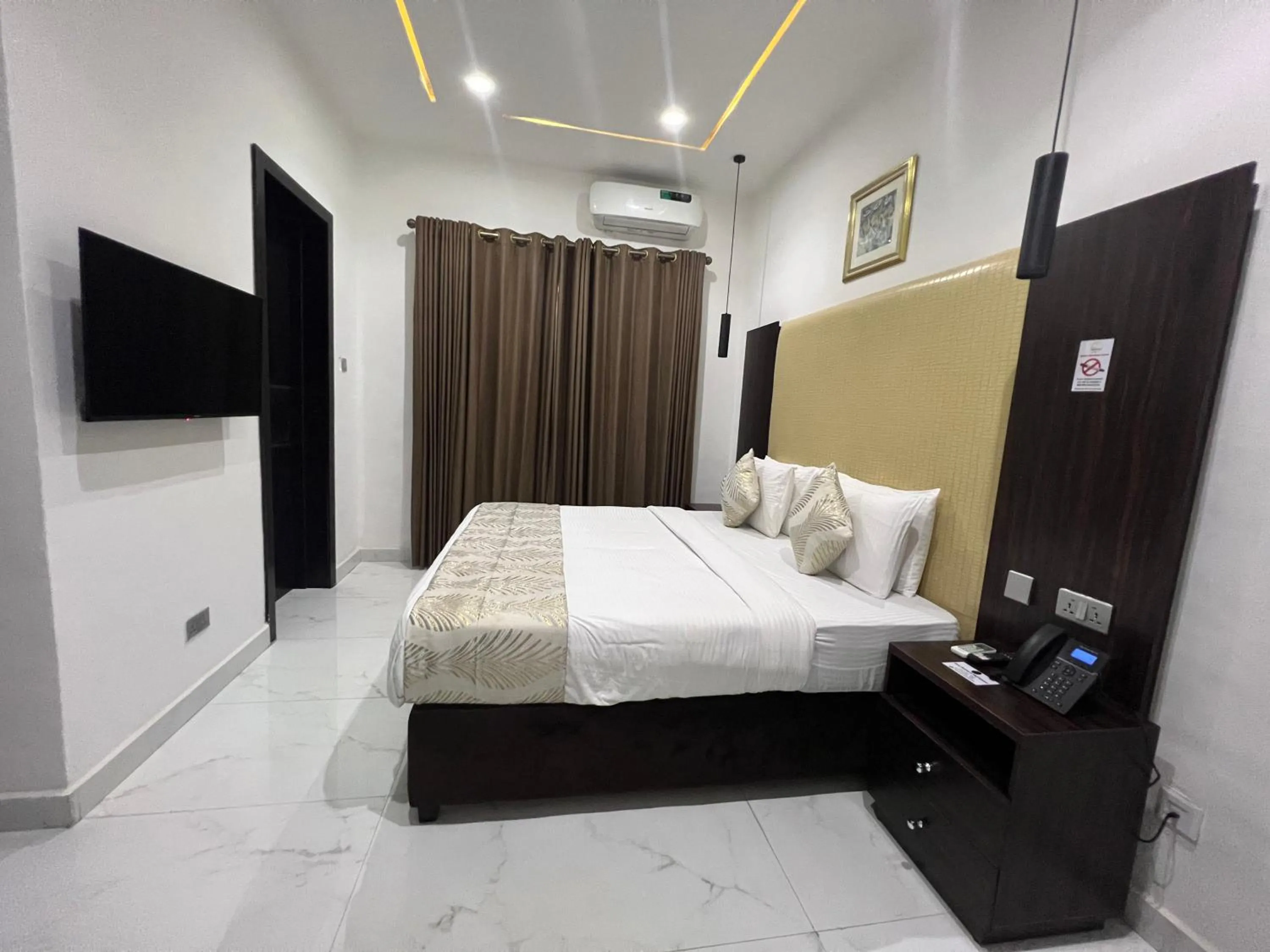 Bed in Riviera Hotel, Apartments & Resorts