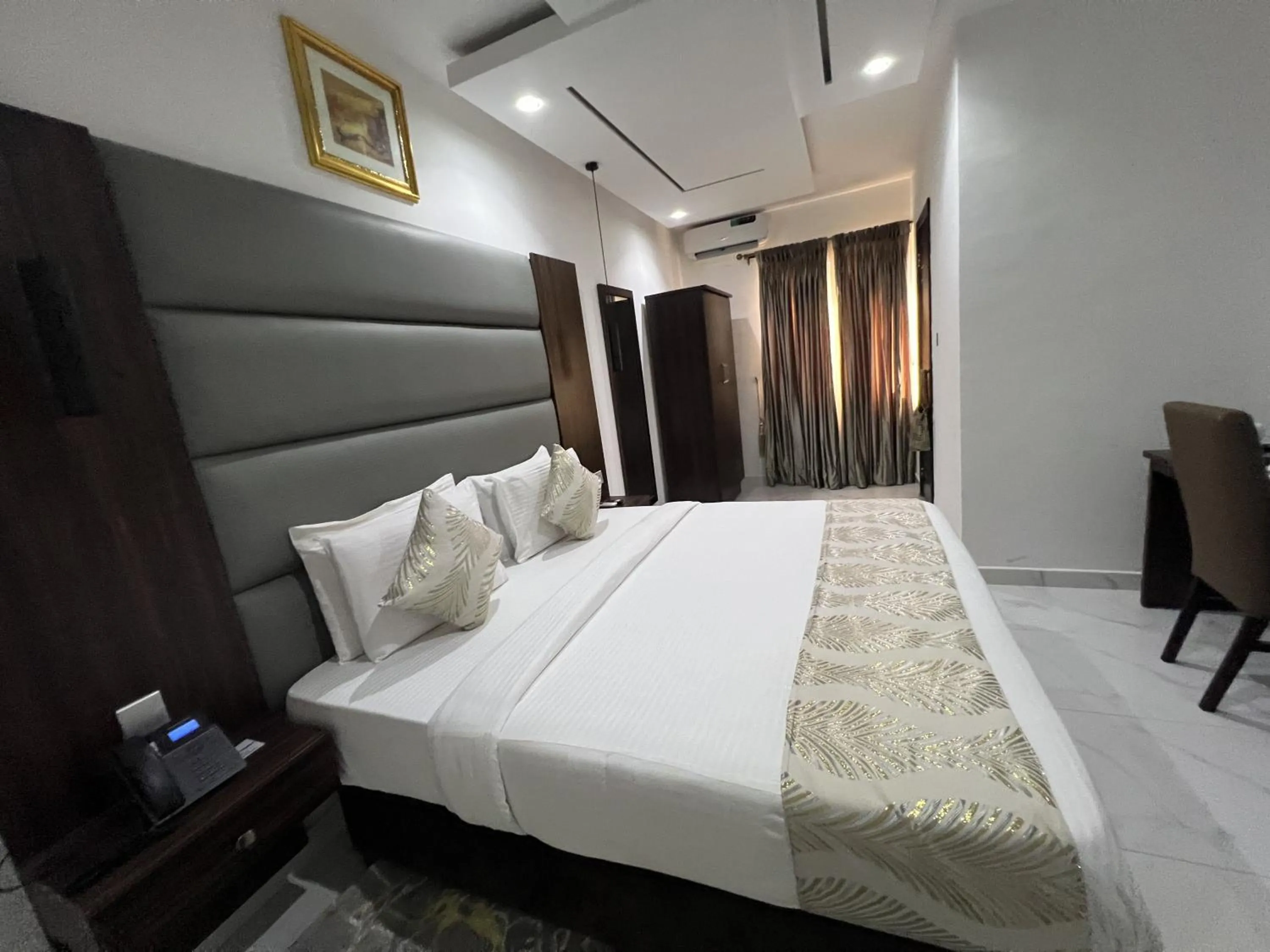 Bed in Riviera Hotel, Apartments & Resorts