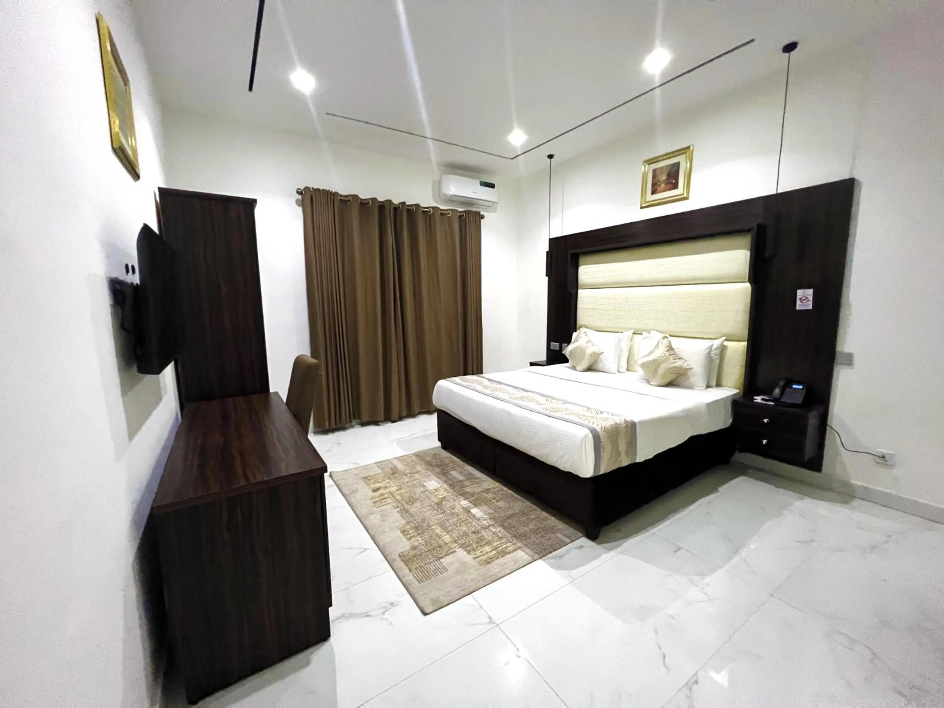 Bed in Riviera Hotel, Apartments & Resorts