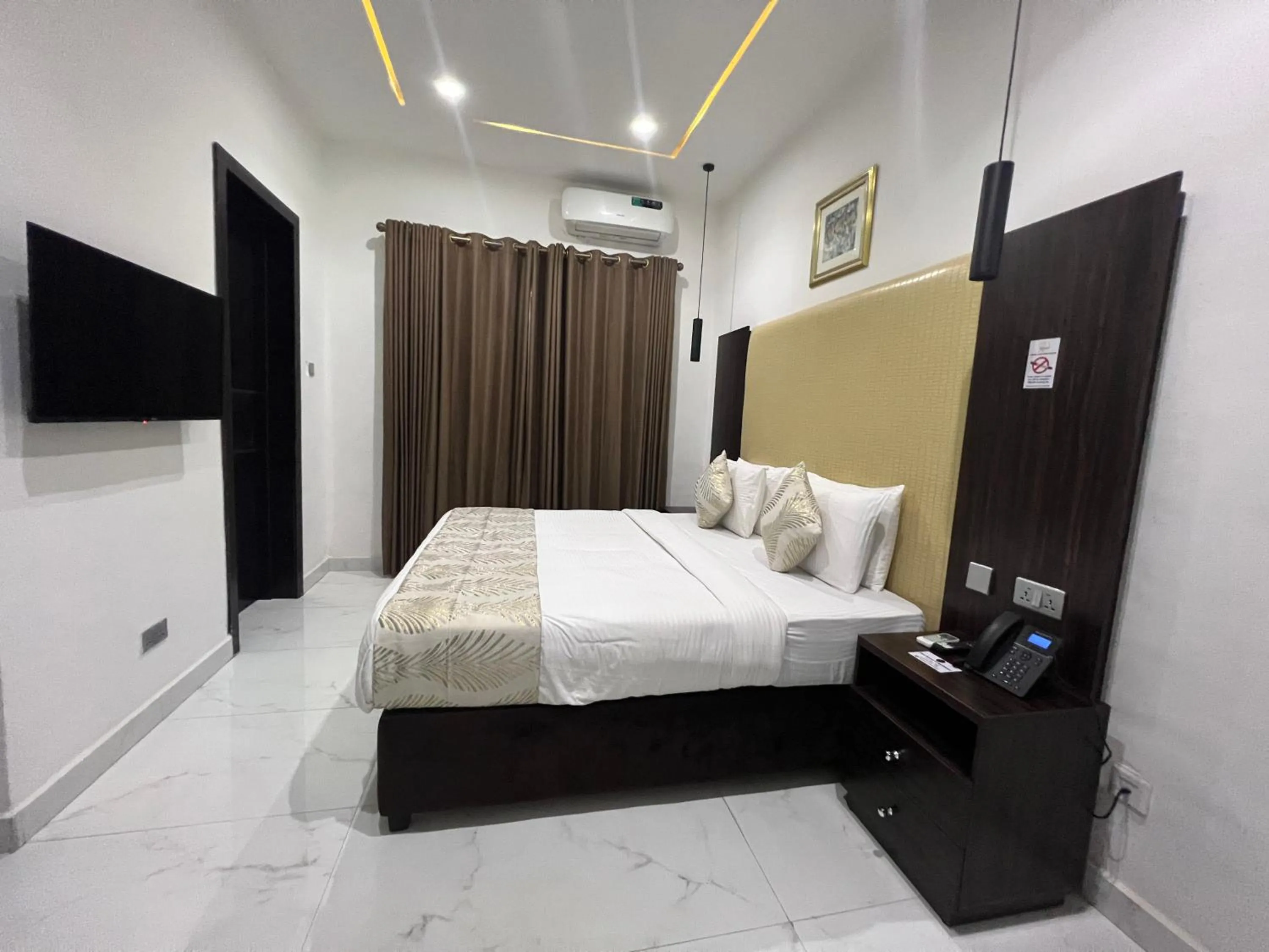 Bed in Riviera Hotel, Apartments & Resorts