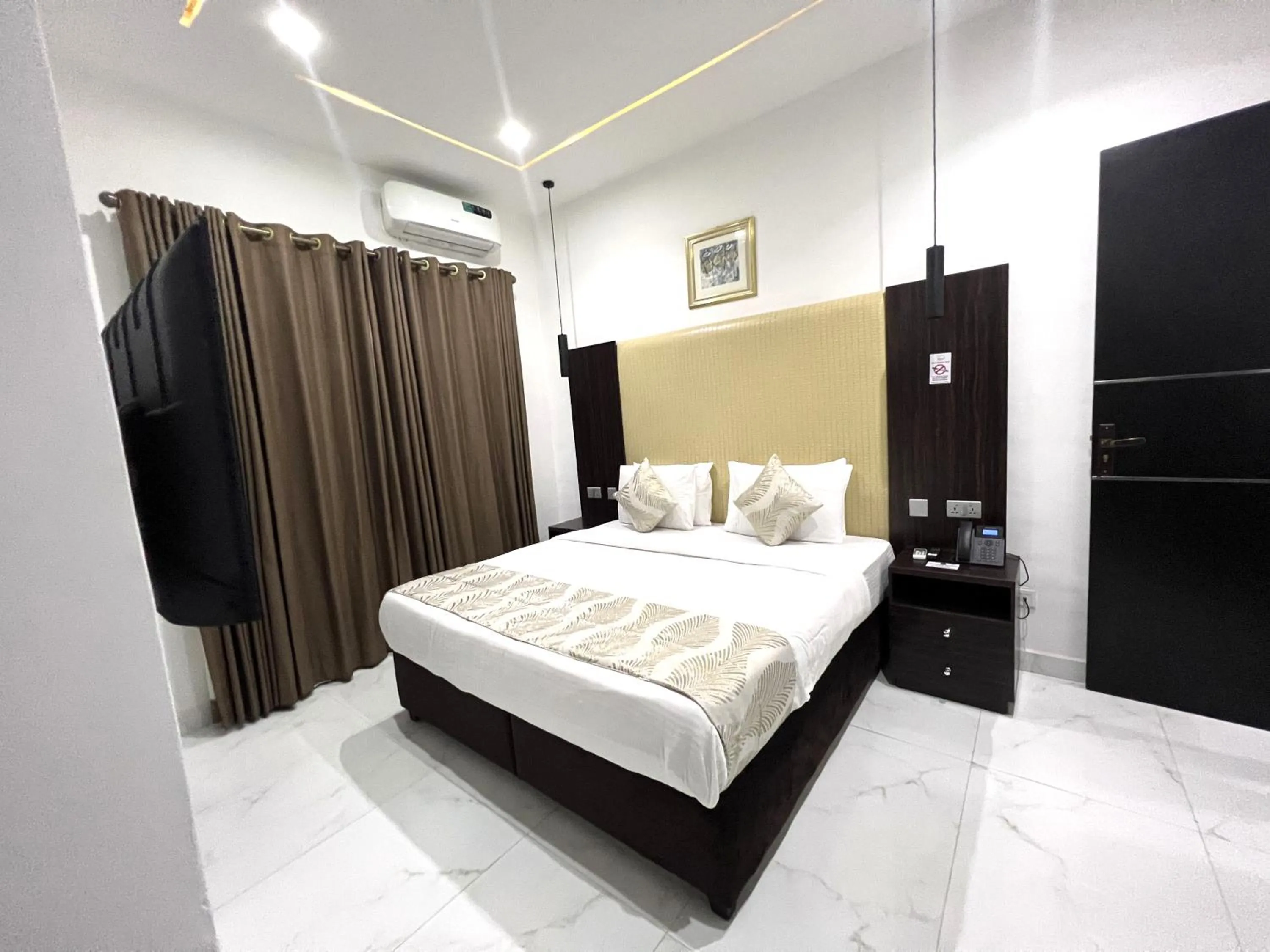 Bed in Riviera Hotel, Apartments & Resorts