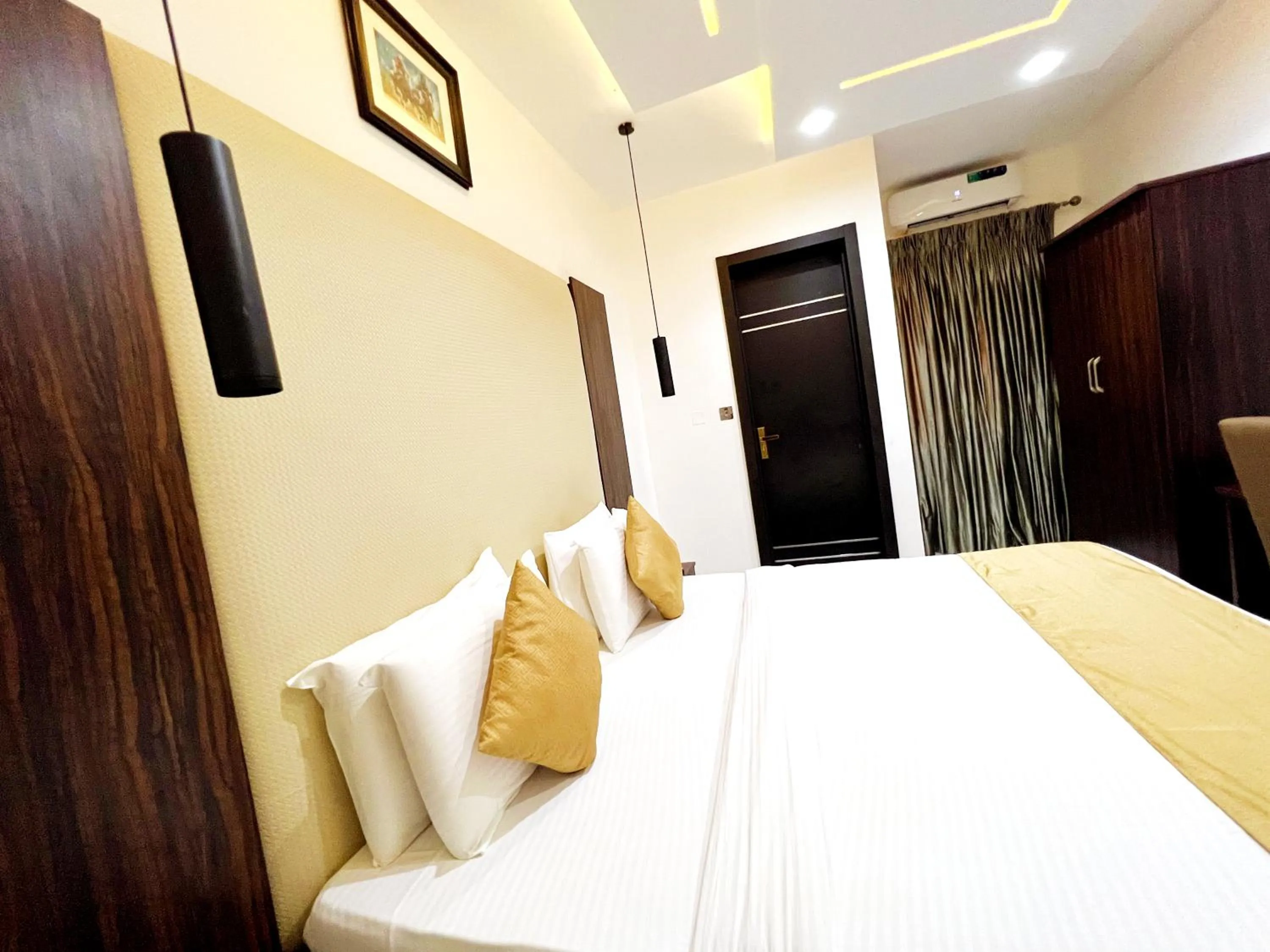 Bed in Riviera Hotel, Apartments & Resorts