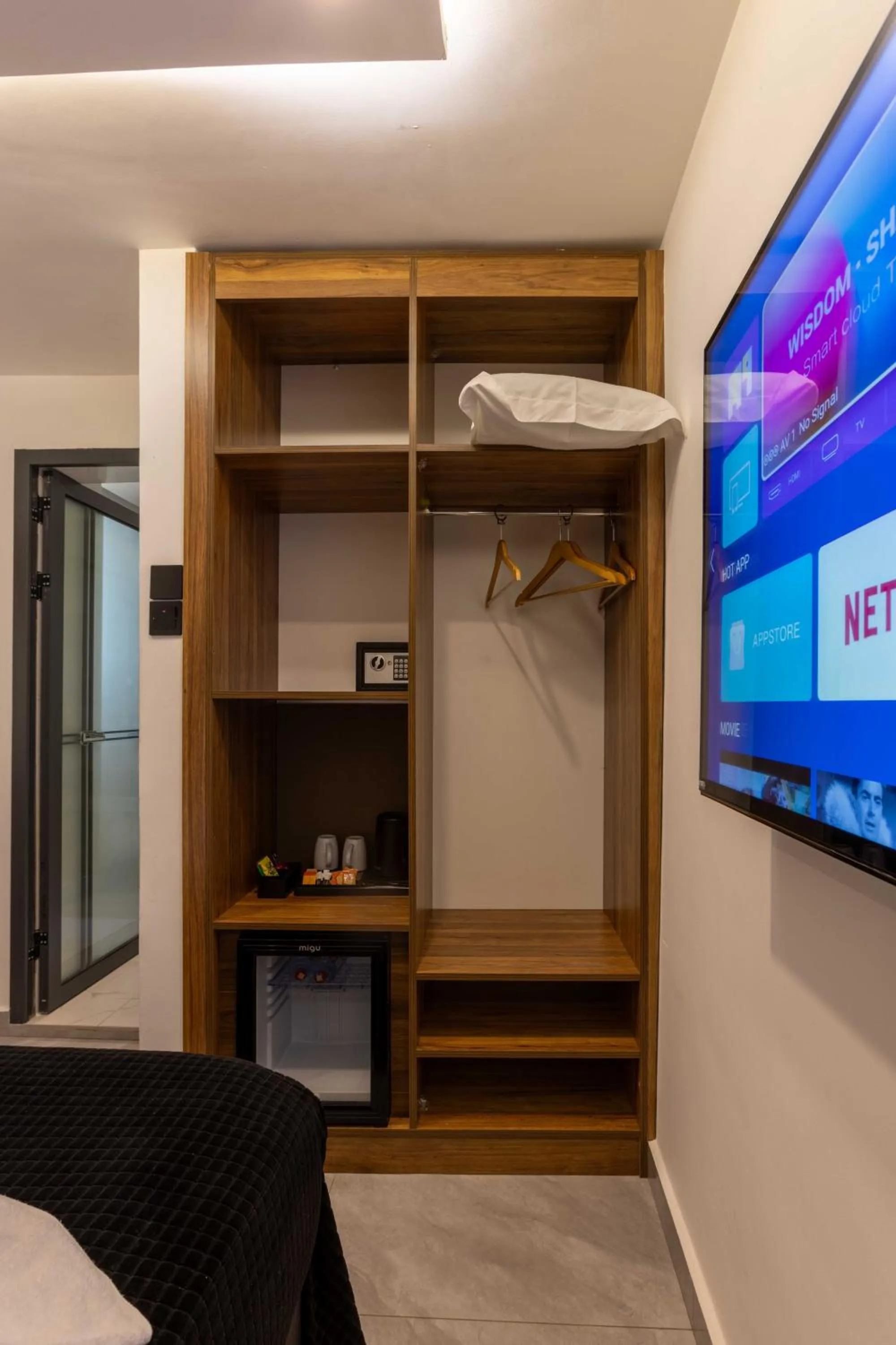 Coffee/tea facilities, Bed in The Cabyn Boutique Hotel