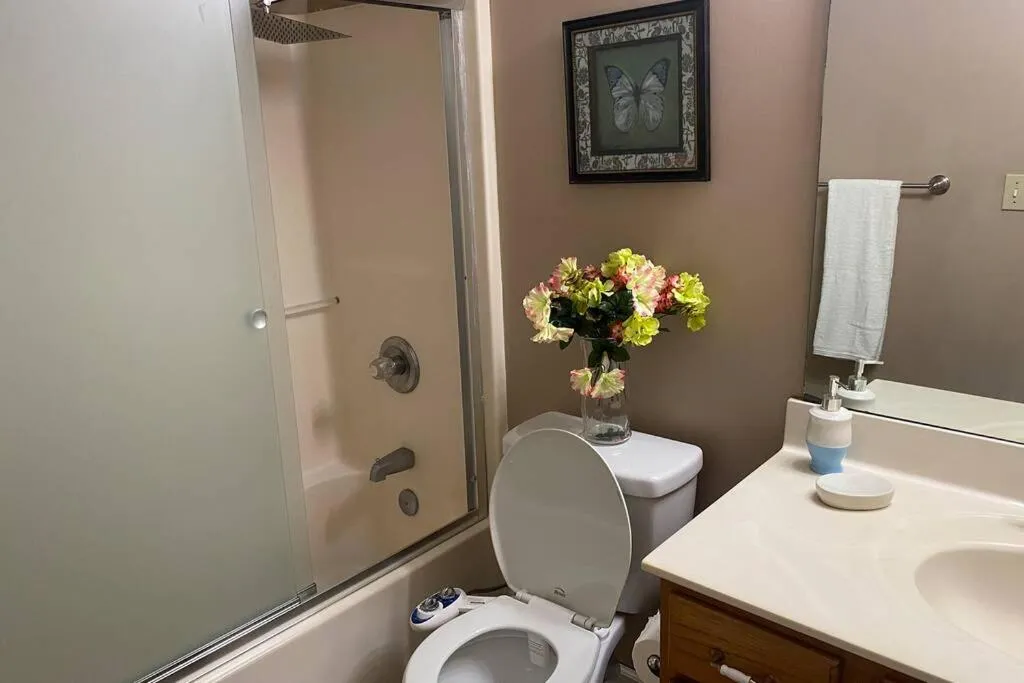 Smart Entire Loft, 3 br, 2 bath, with 3 tv