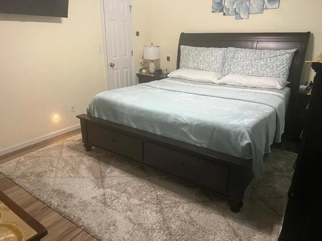 Bed in Smart Entire Loft, 3 br, 2 bath, with 3 tv