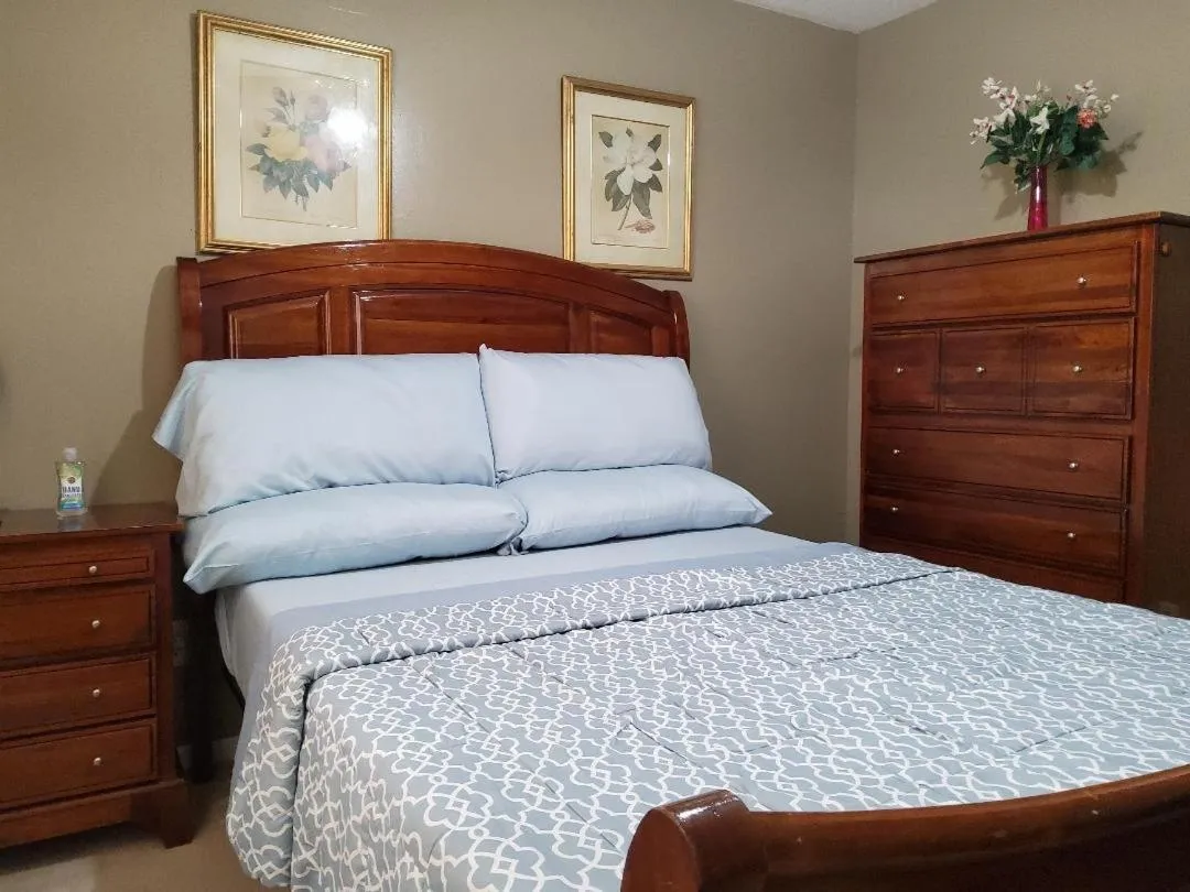 Bed in Smart Entire Loft, 3 br, 2 bath, with 3 tv