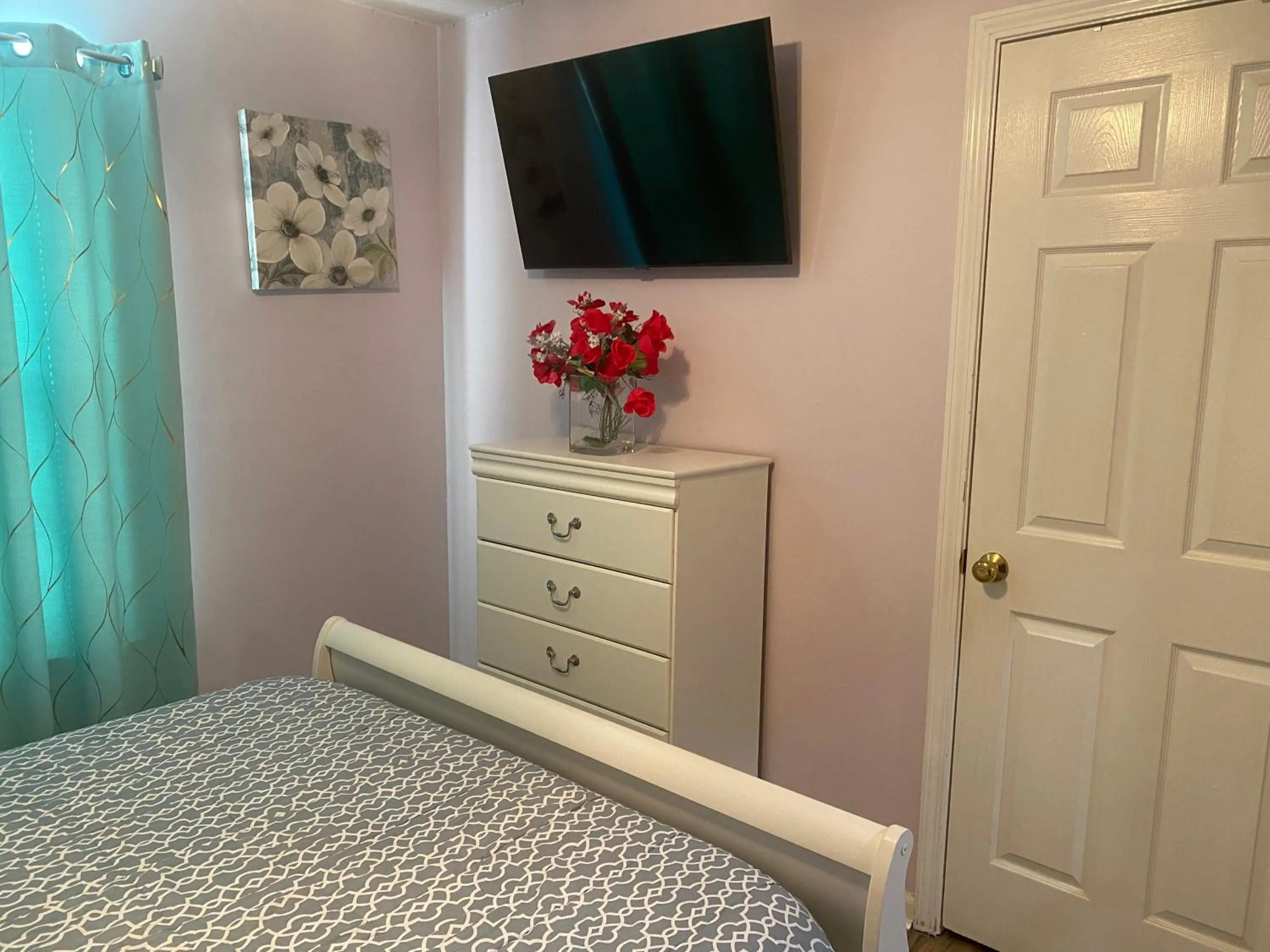 Bed in Smart Entire Loft, 3 br, 2 bath, with 3 tv