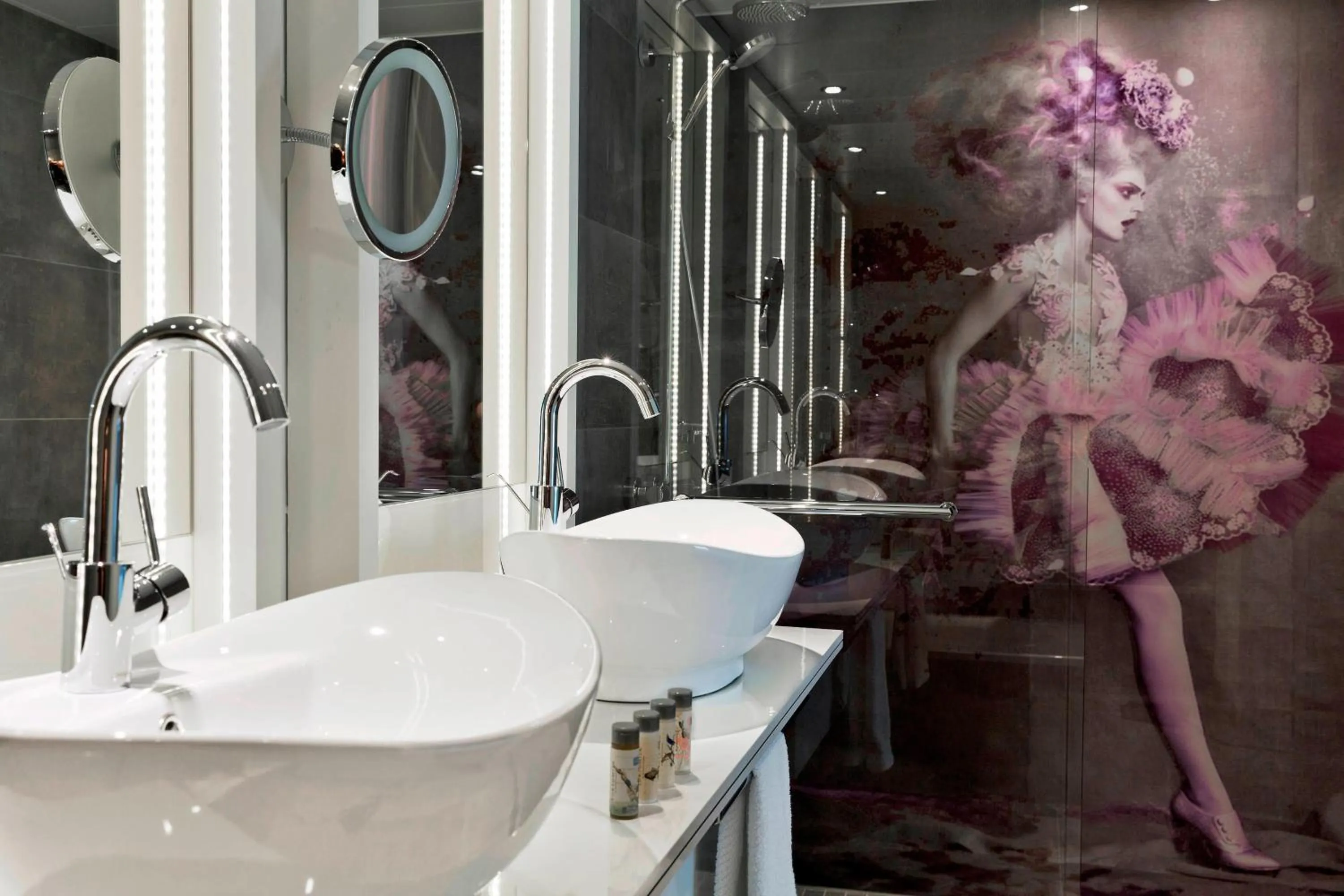 Bathroom in Renaissance Vienna Schönbrunn Hotel