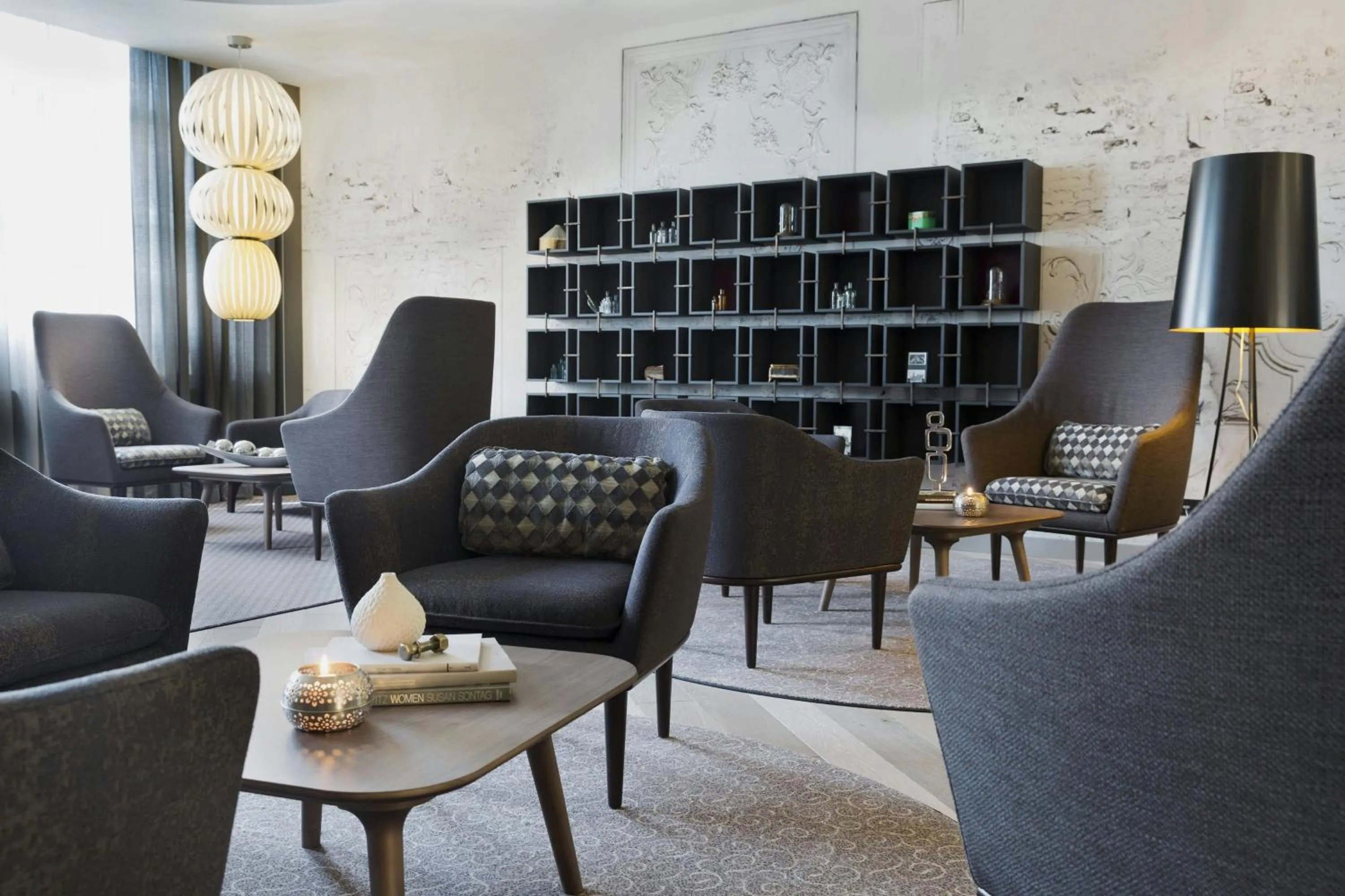 Lobby or reception in Renaissance Vienna Schönbrunn Hotel