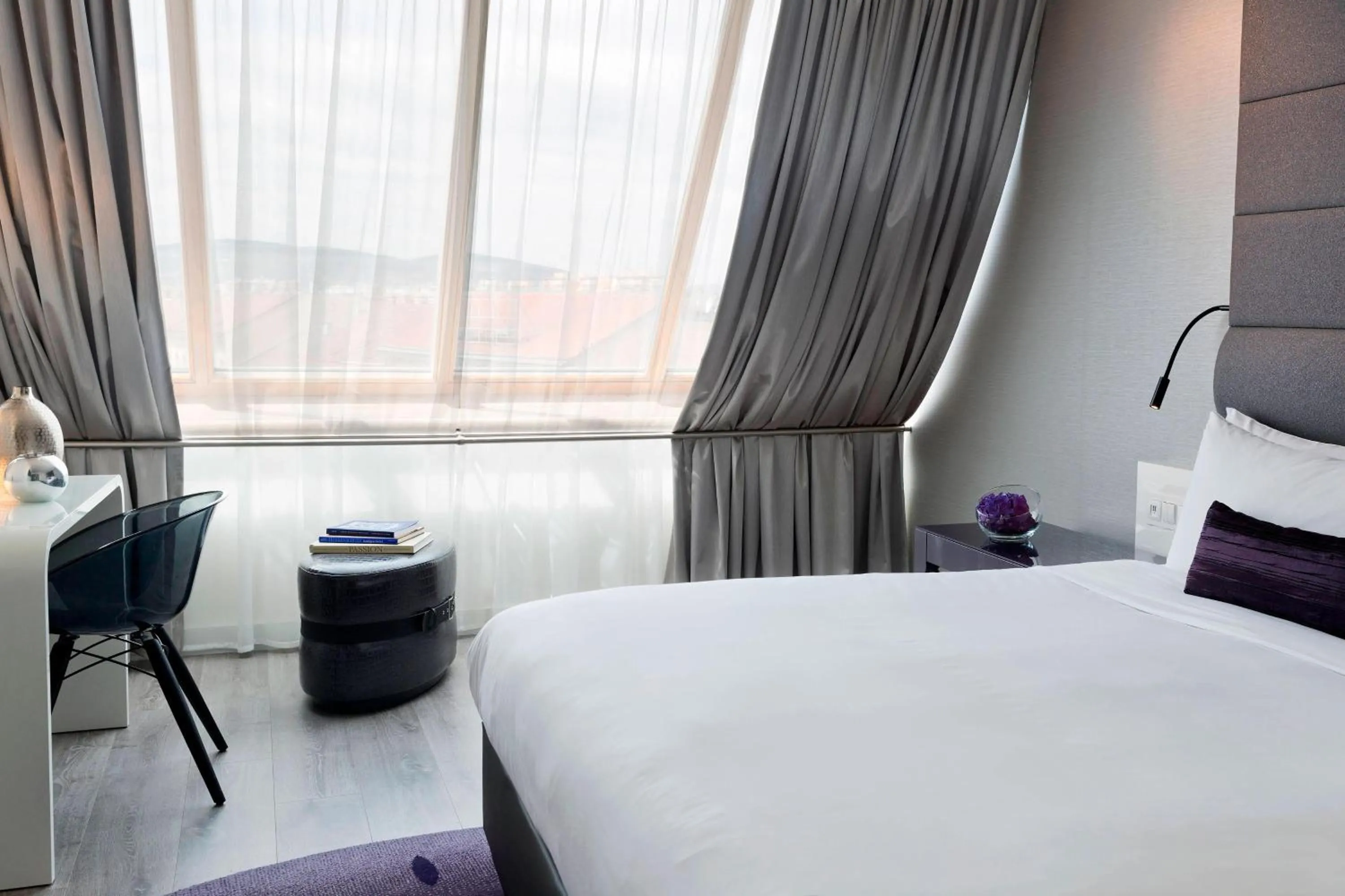 Bedroom, Bed in Renaissance Vienna Schönbrunn Hotel