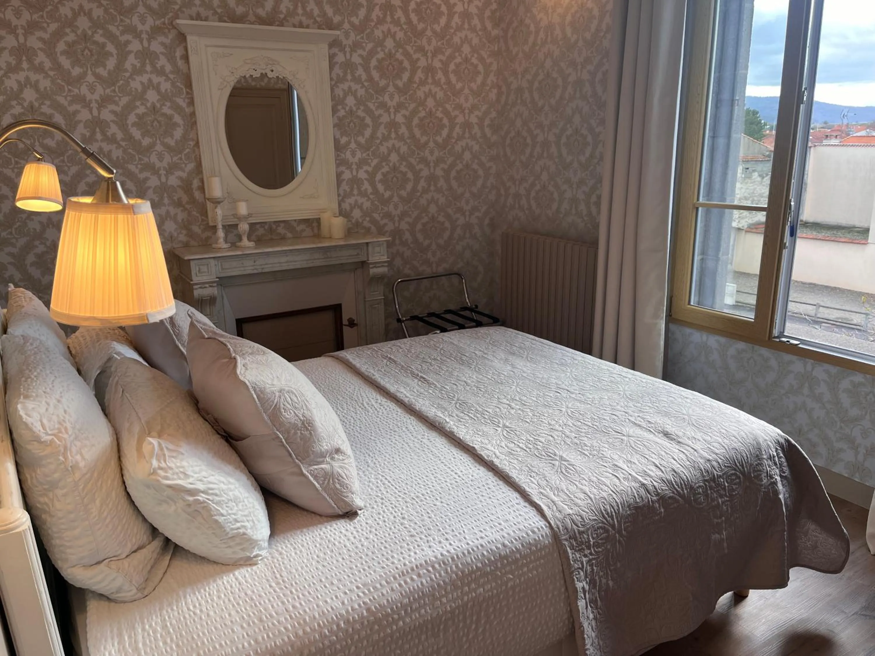 Photo of the whole room, Bed in La Belle Epoque & Spa - Maison d'hôtes