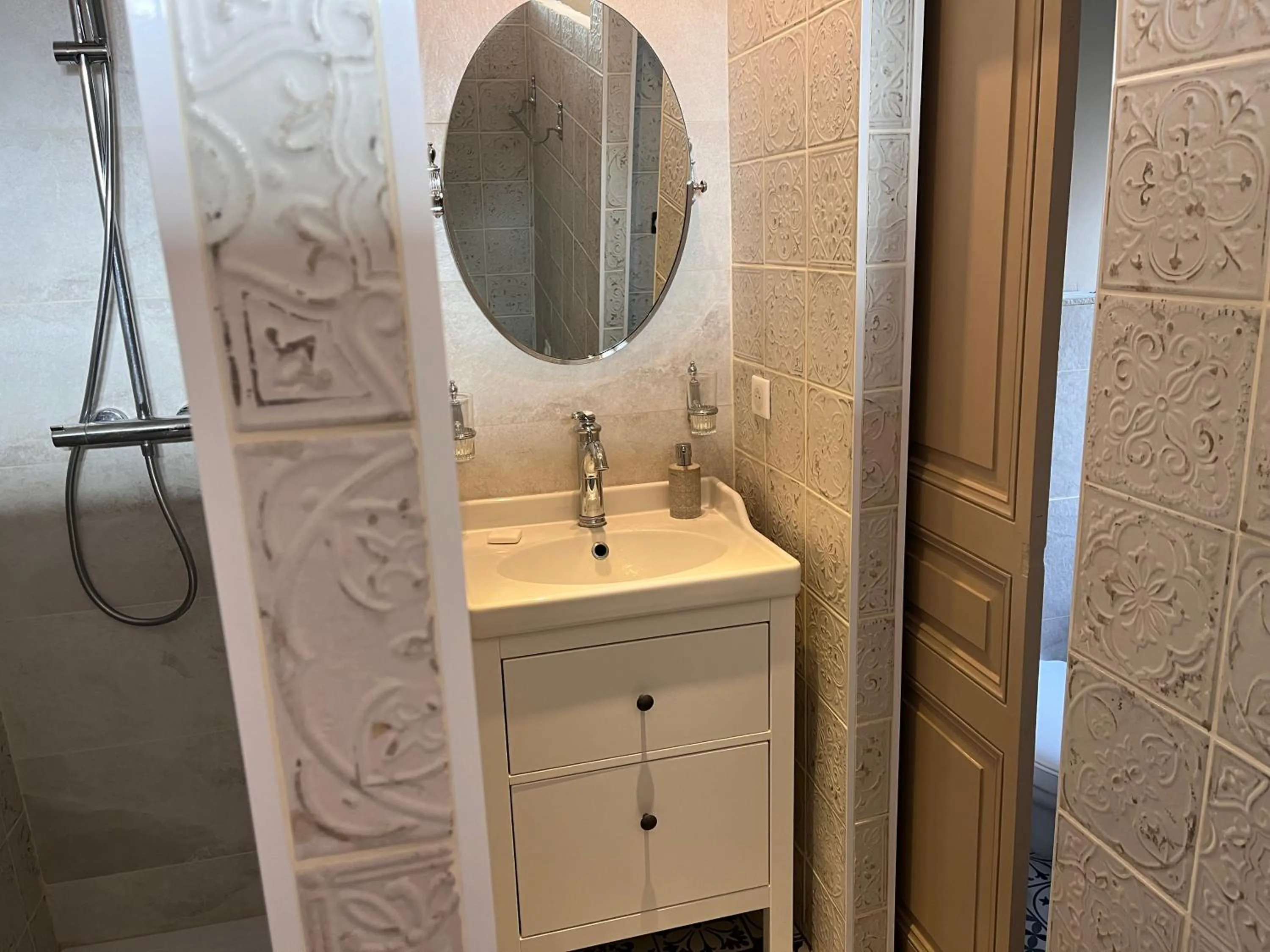 Bathroom in La Belle Epoque & Spa - Maison d'hôtes