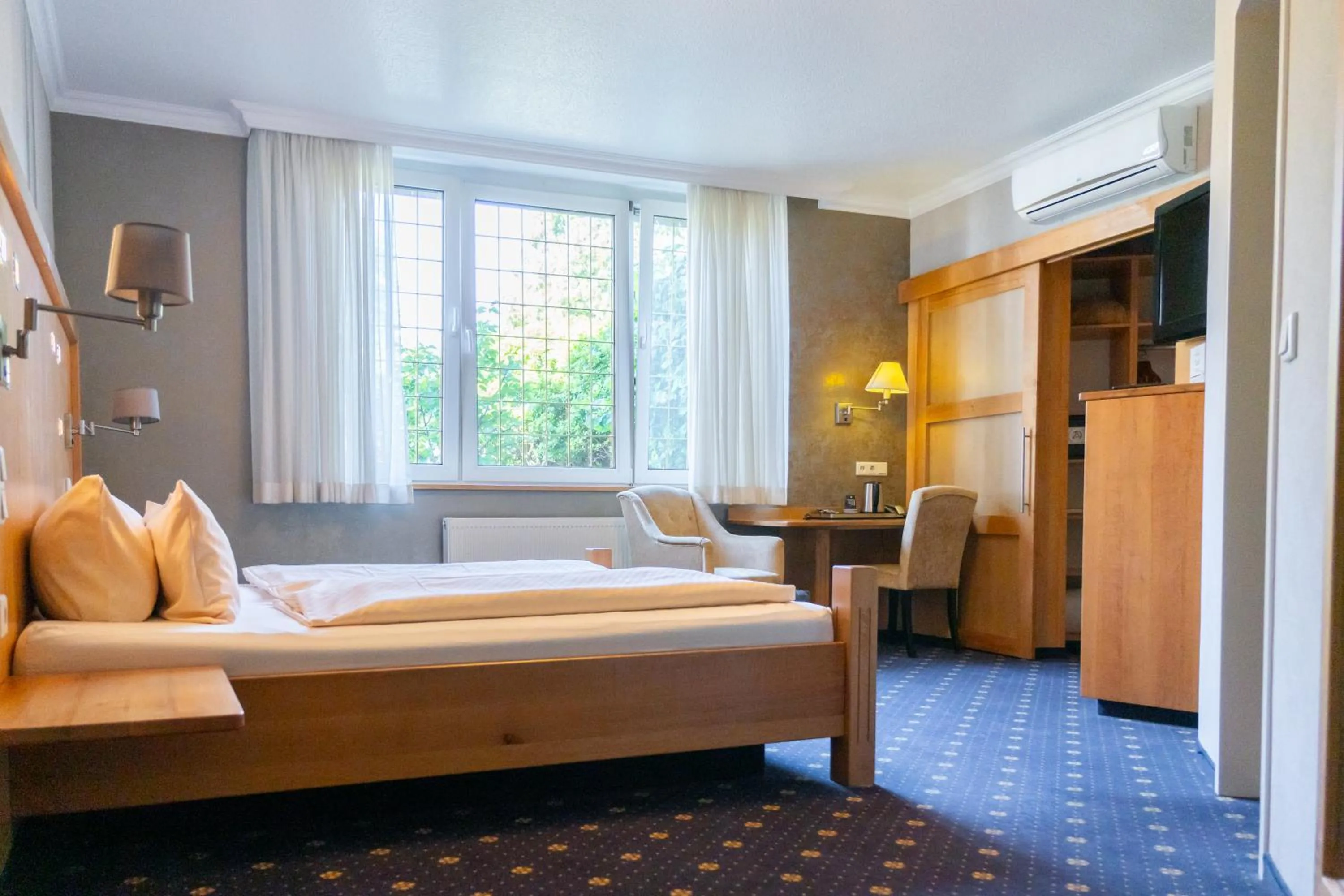 Photo of the whole room, Bed in Ambient Hotel Zum Schwan