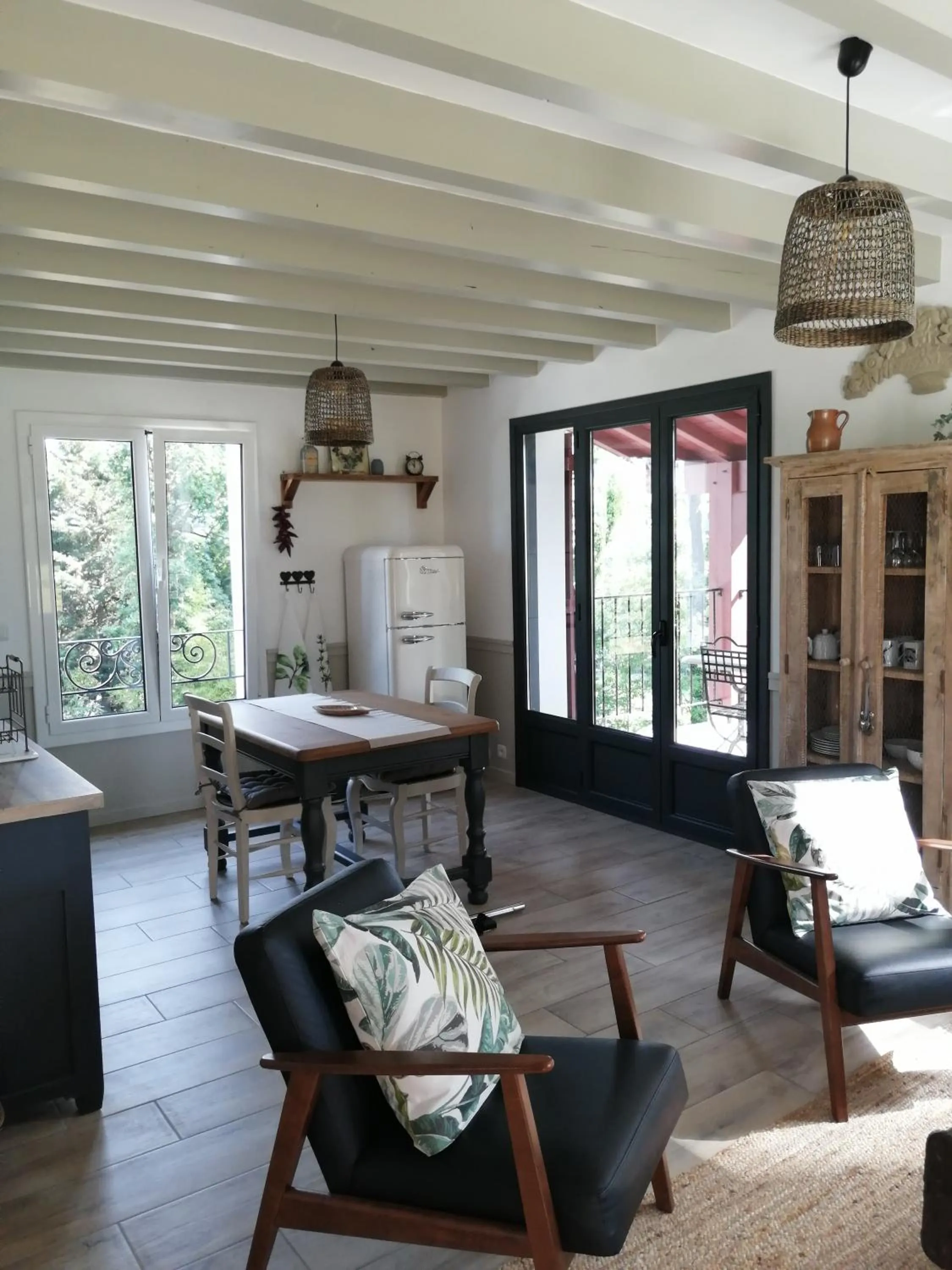 Kitchen or kitchenette in VILLA XARAN ERDIAN Gîte LA PETITE MAISON