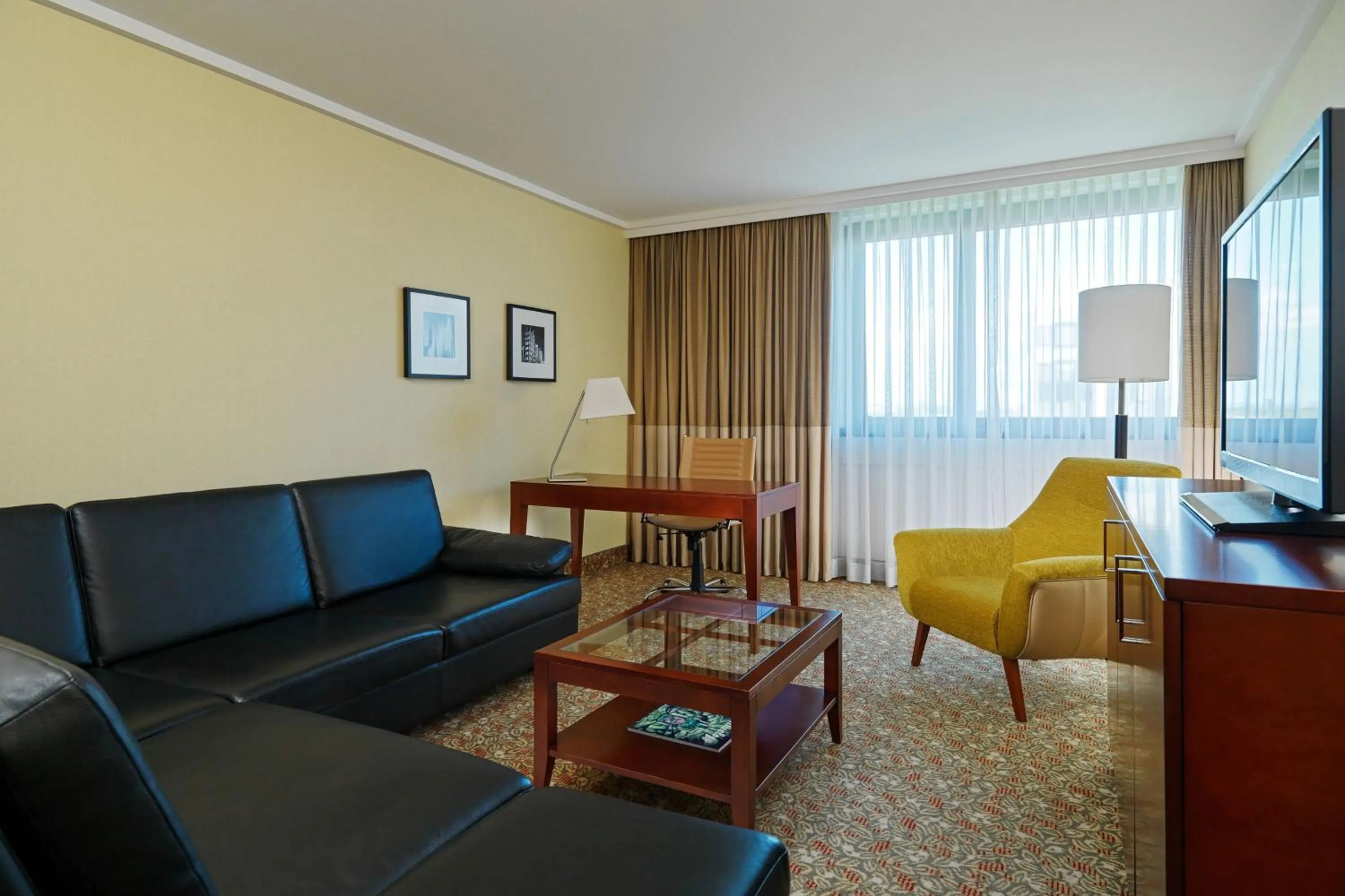 Living room in Courtyard by Marriott Düsseldorf Seestern
