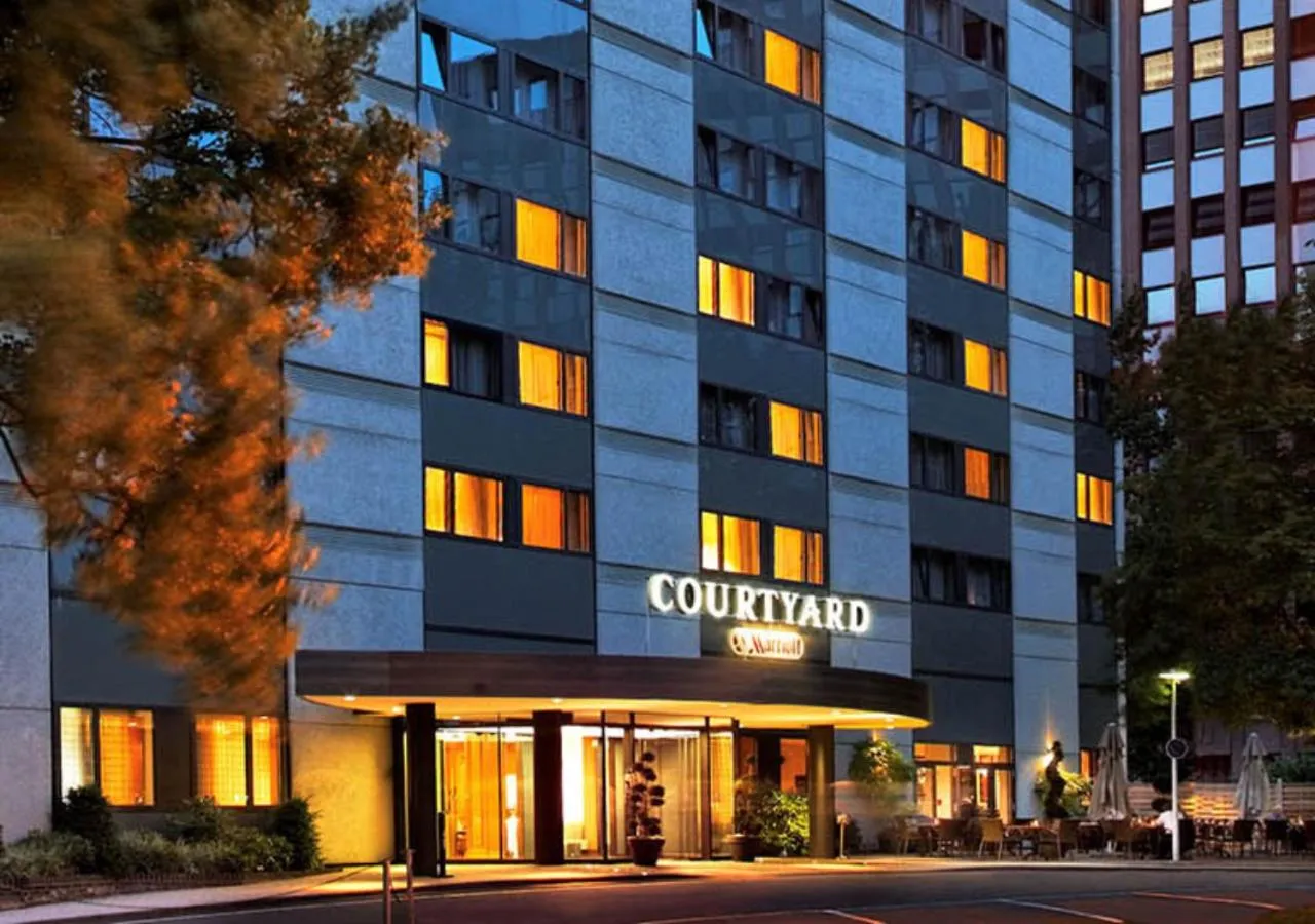 Restaurant/places to eat in Courtyard by Marriott Düsseldorf Seestern
