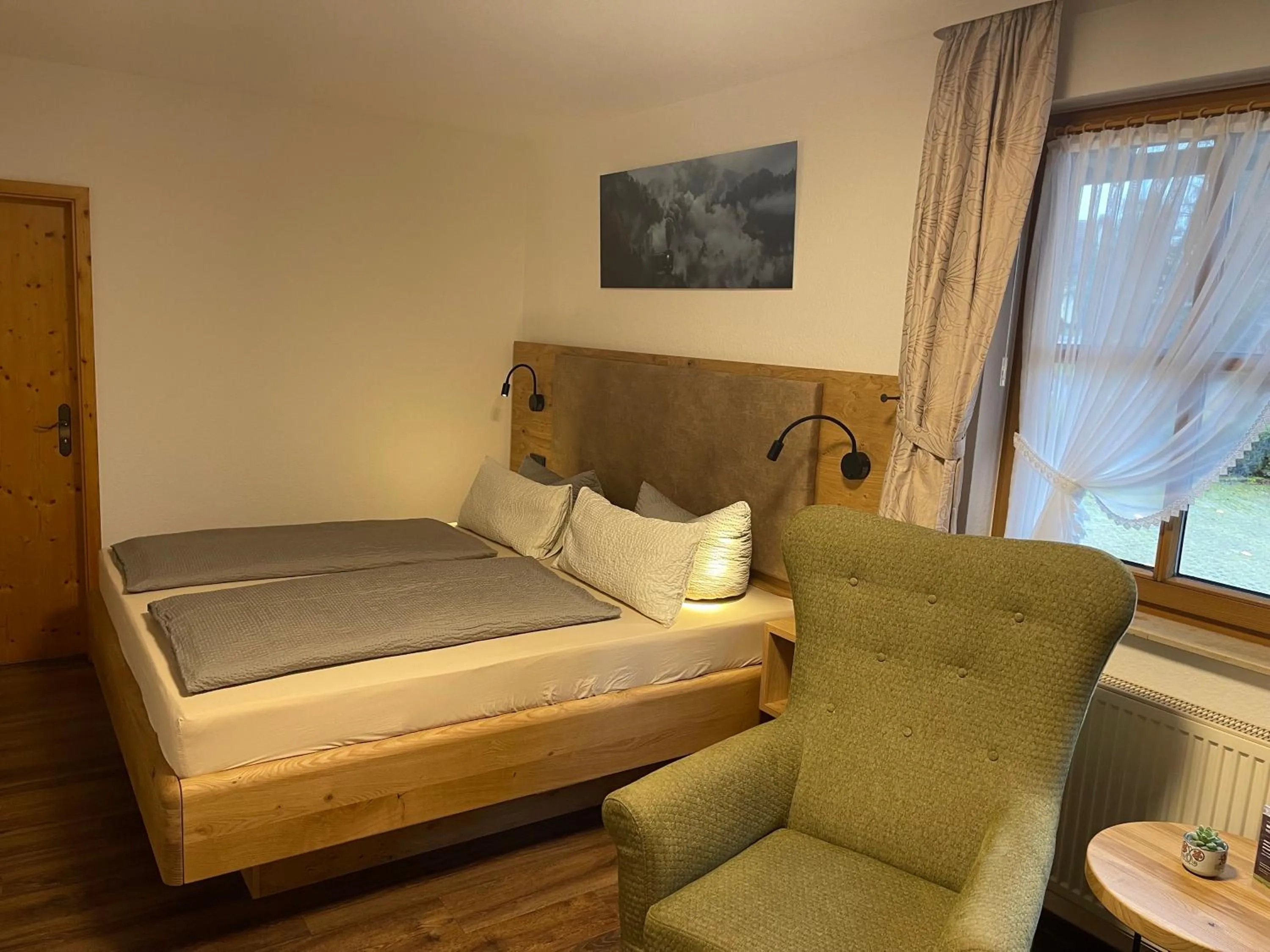 Photo of the whole room, Bed in Hotel und Berggasthof Zum Sonnenhof