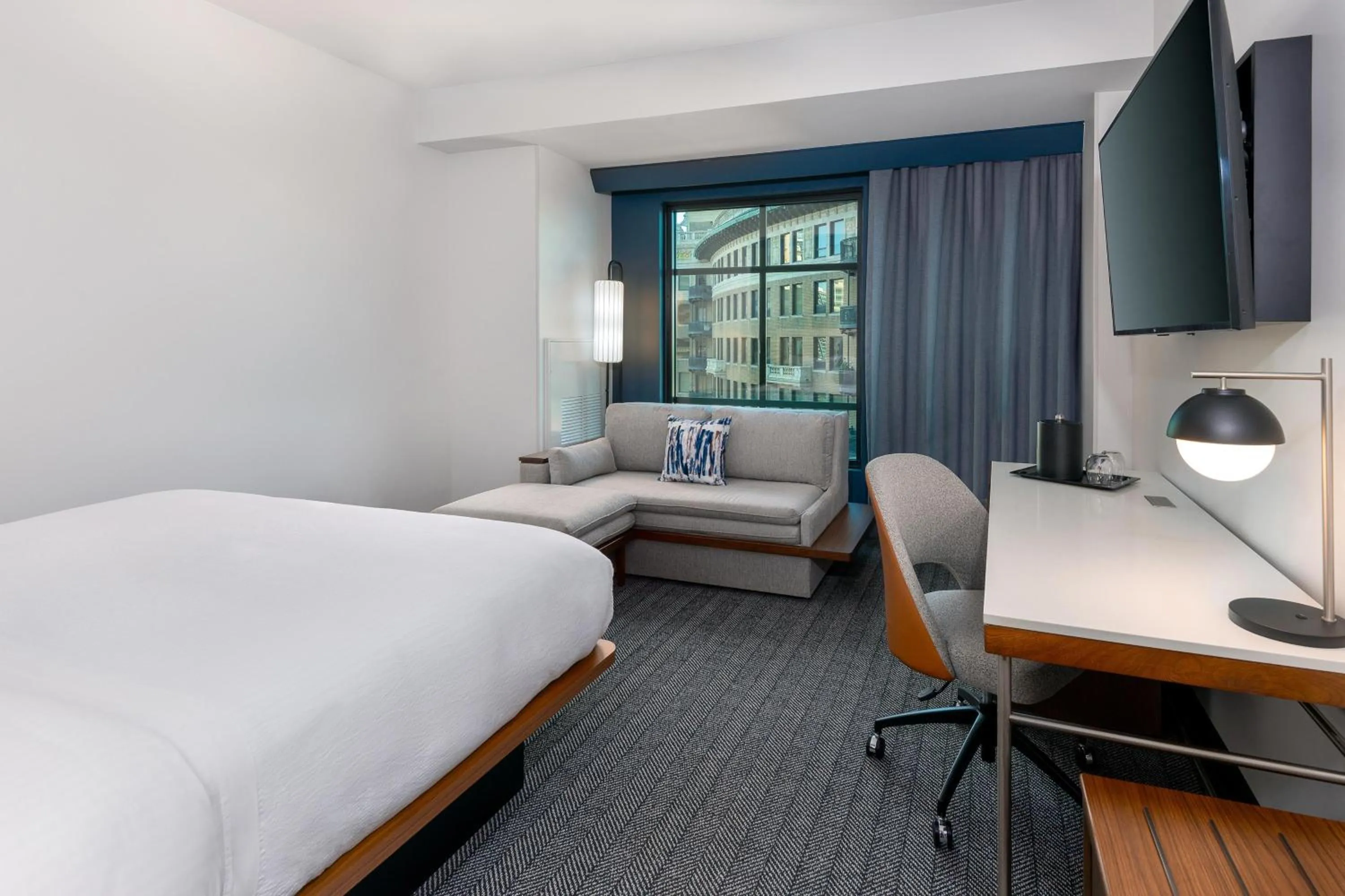 Photo of the whole room, Bed in Courtyard by Marriott Atlanta Midtown