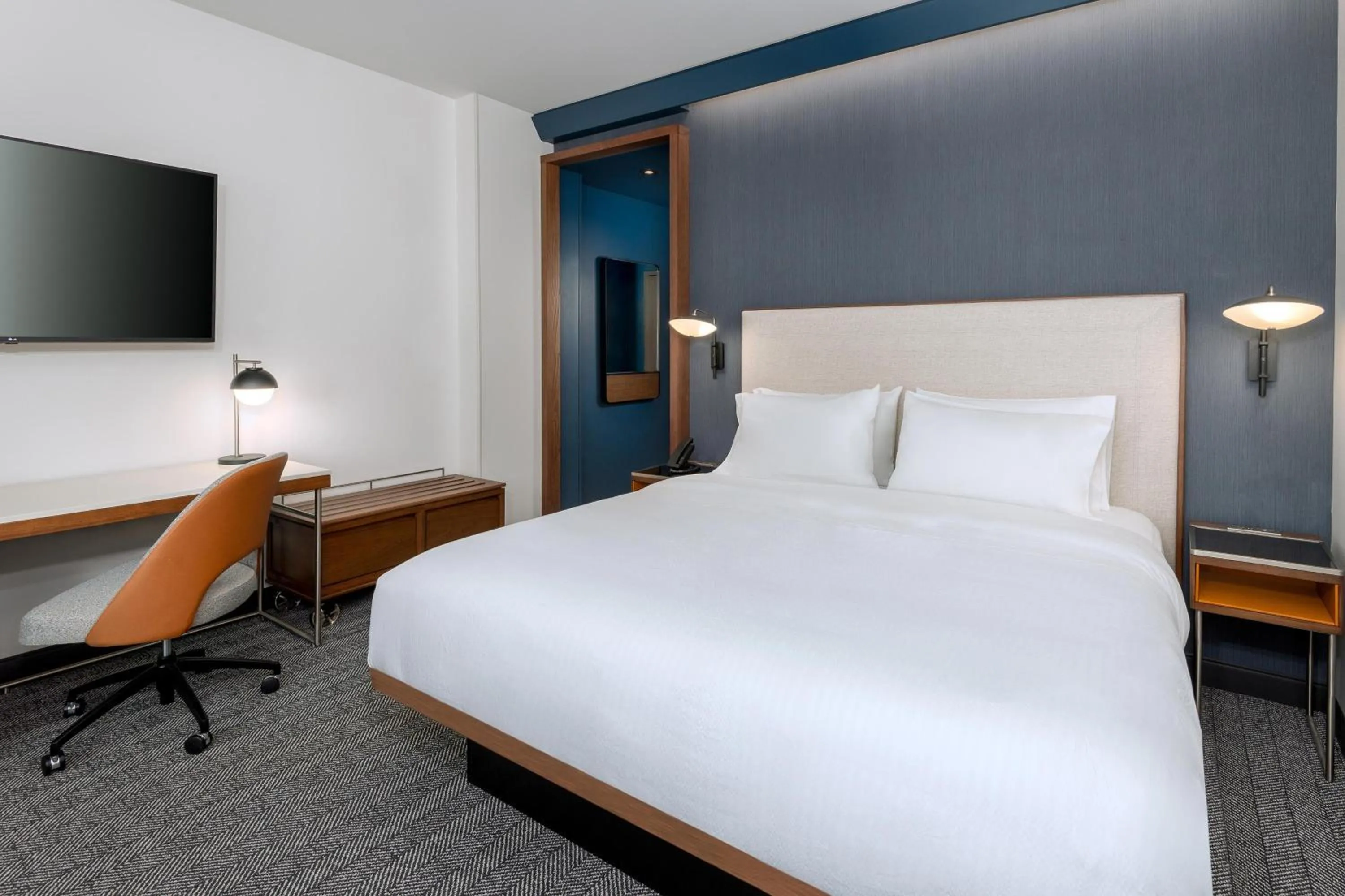 Photo of the whole room, Bed in Courtyard by Marriott Atlanta Midtown