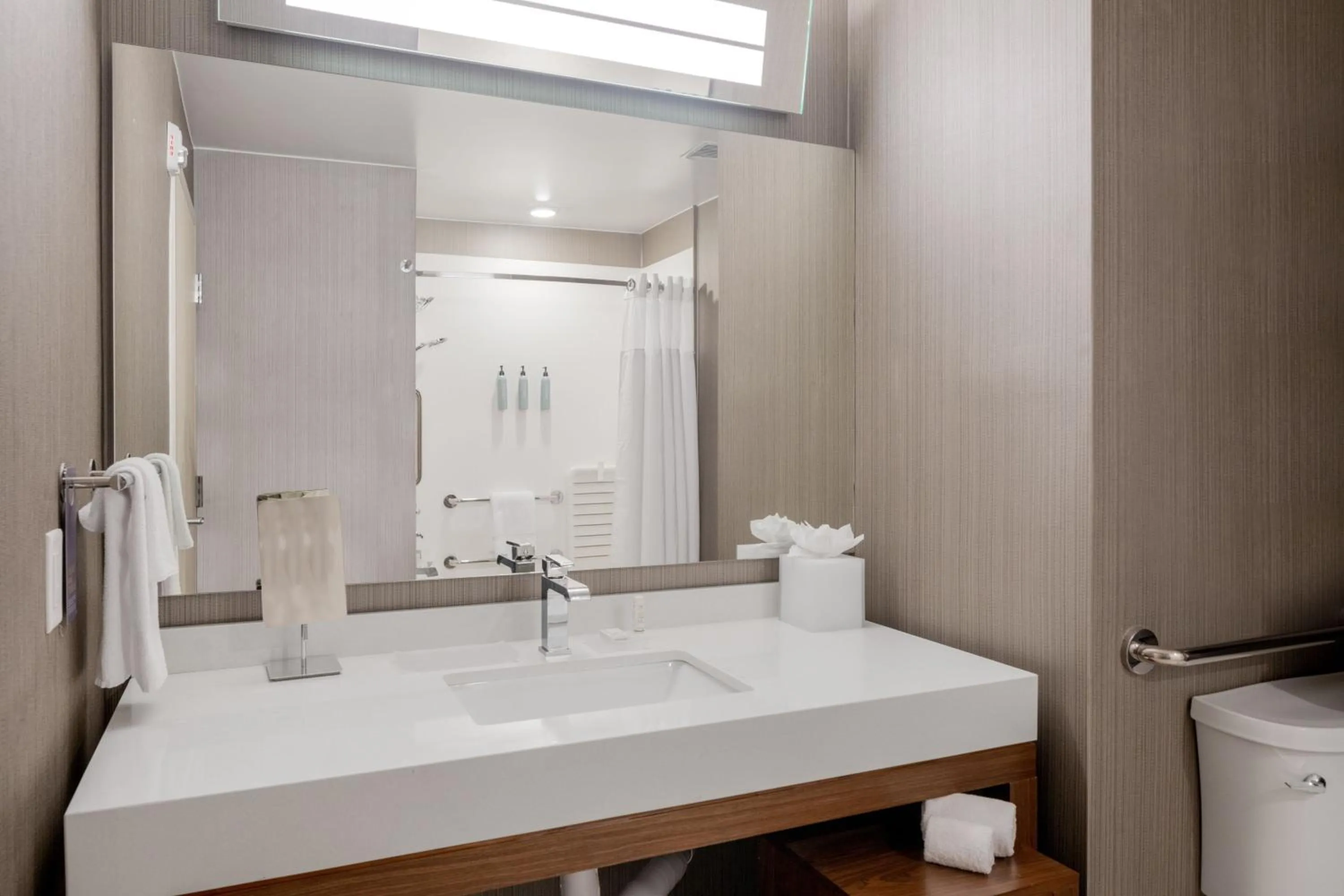 Bathroom in Courtyard by Marriott Houston Northeast