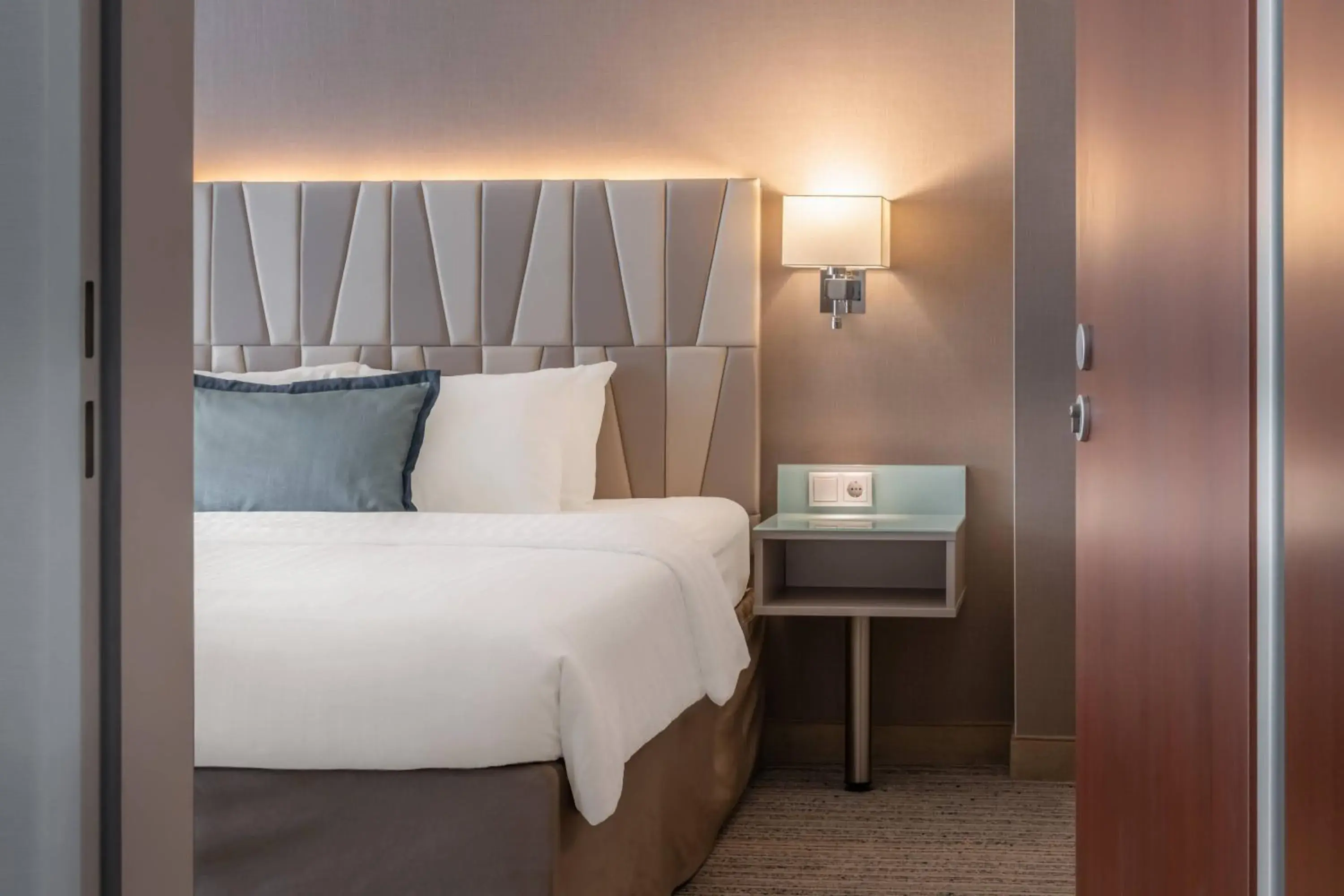 Deluxe King Room in Courtyard by Marriott Munich City Center Deluxe King Room in Courtyard by Marriott Munich City Center