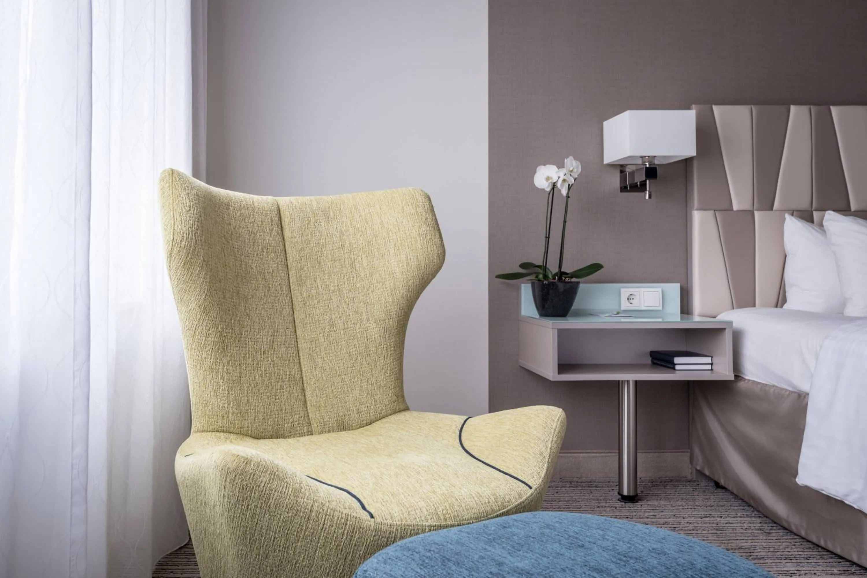 Photo of the whole room, Bed in Courtyard by Marriott Munich City Center