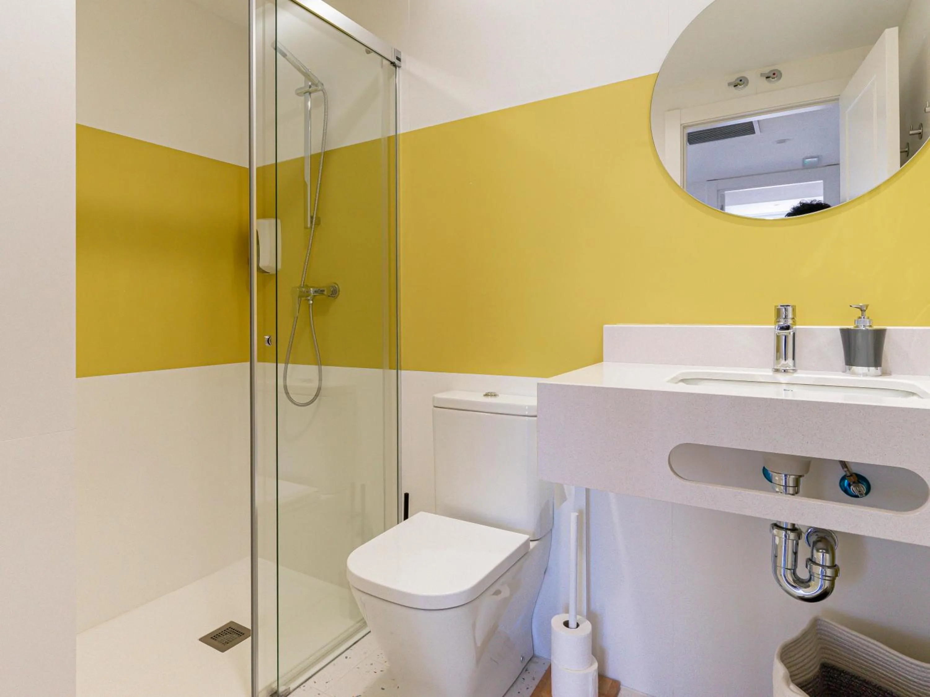 Shower in Limehome Haro Calle de la Vega