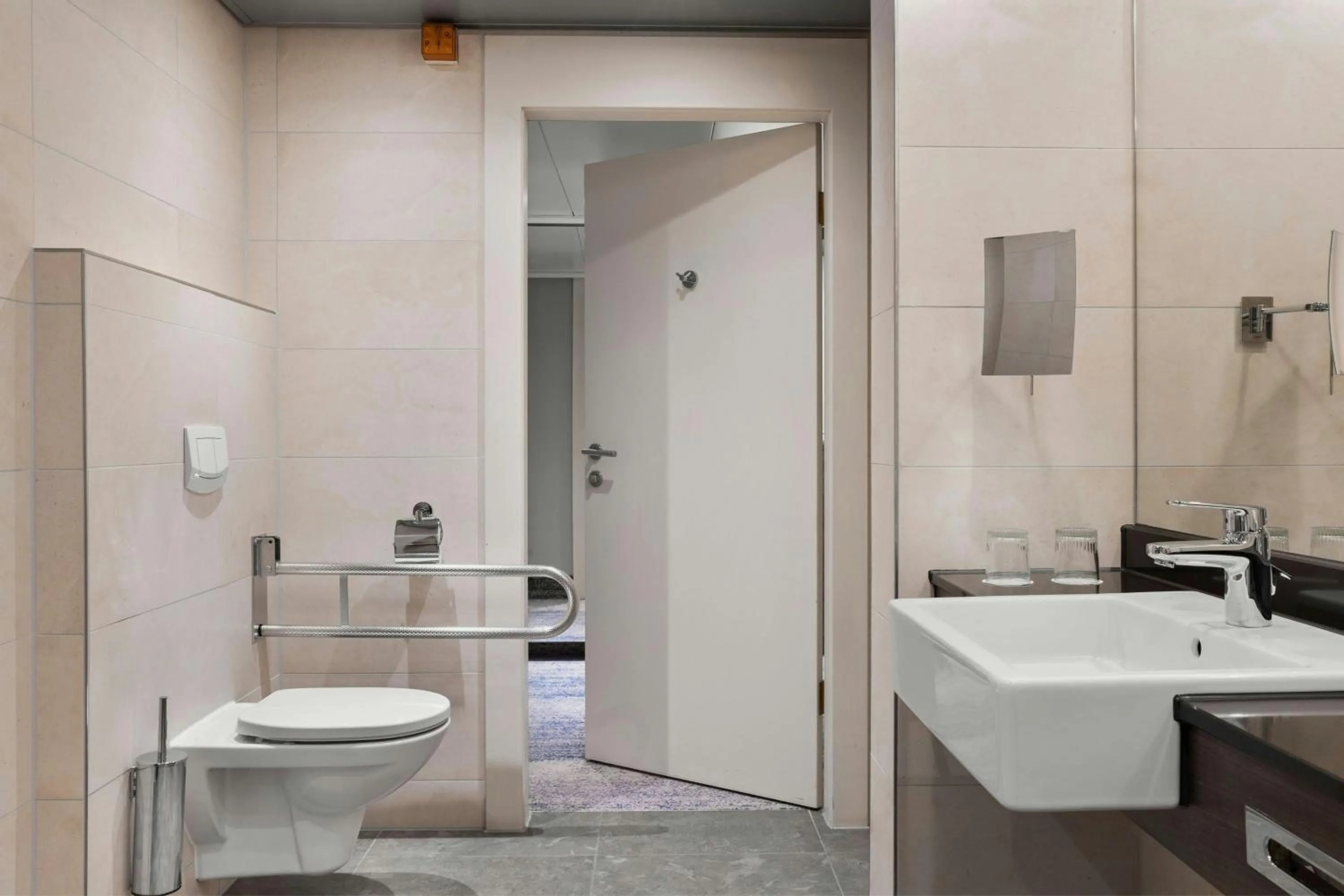 Bathroom in Courtyard by Marriott Linz