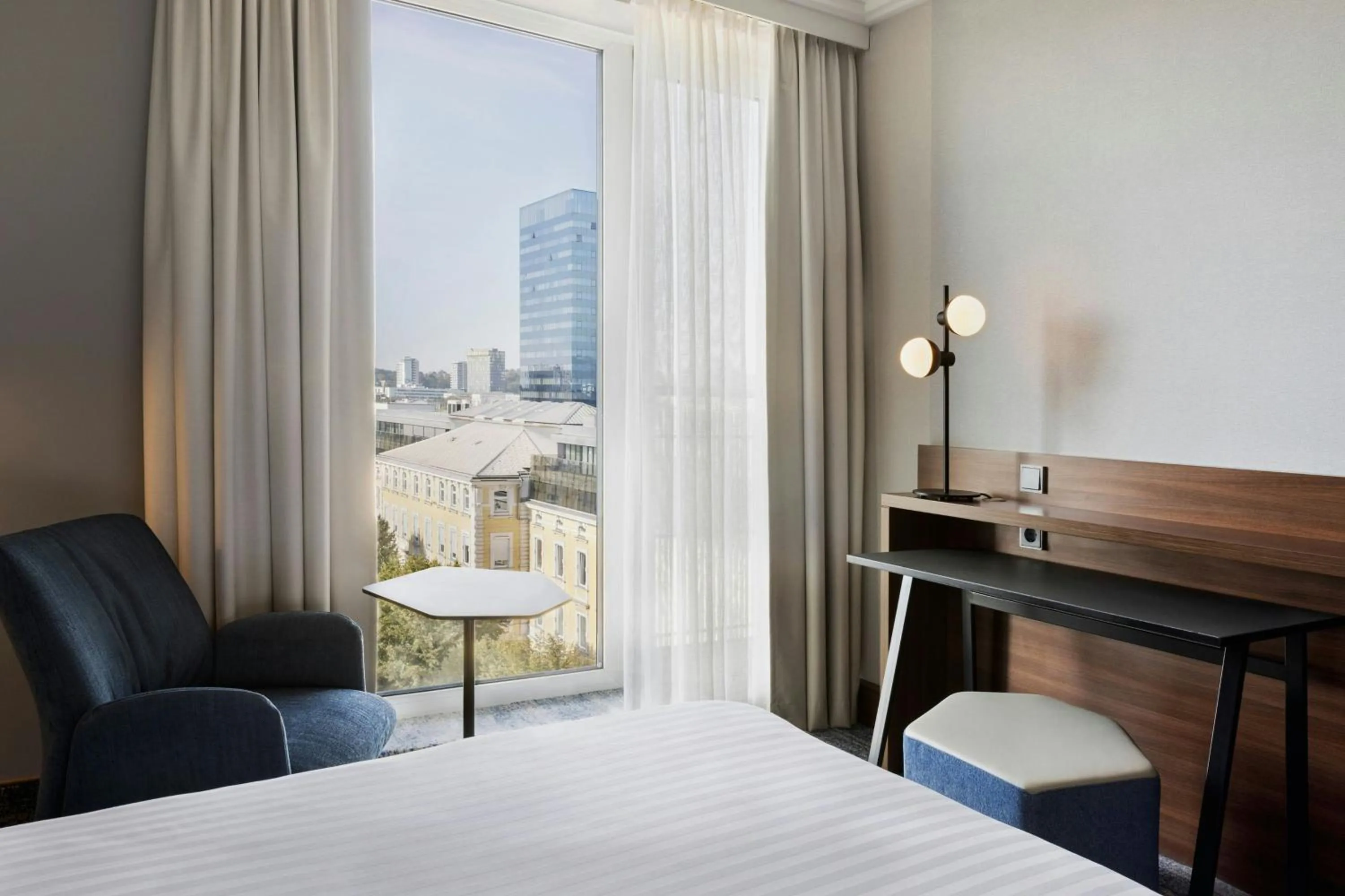 Photo of the whole room, Bed in Courtyard by Marriott Linz