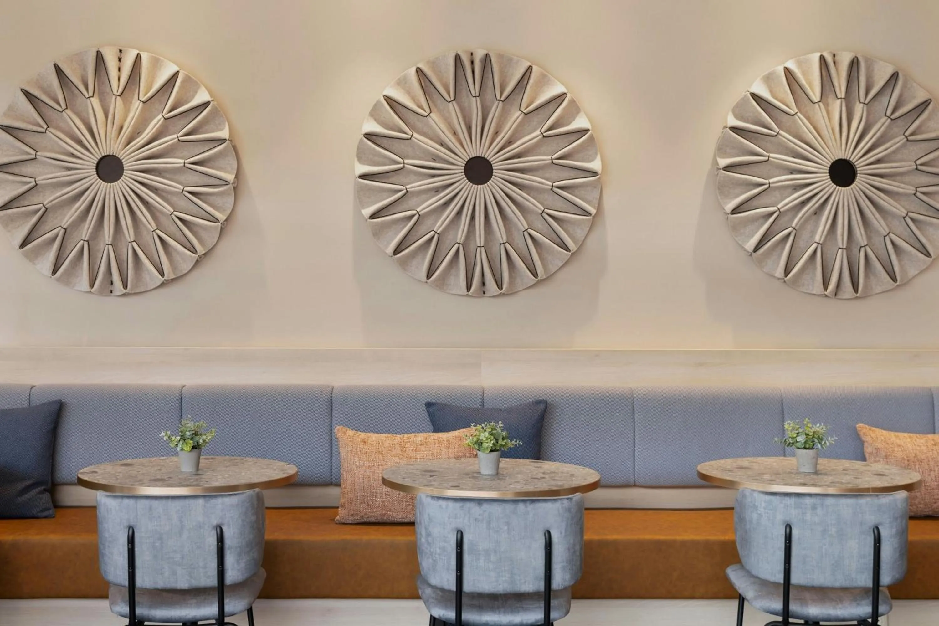 Lounge or bar in Courtyard by Marriott Linz