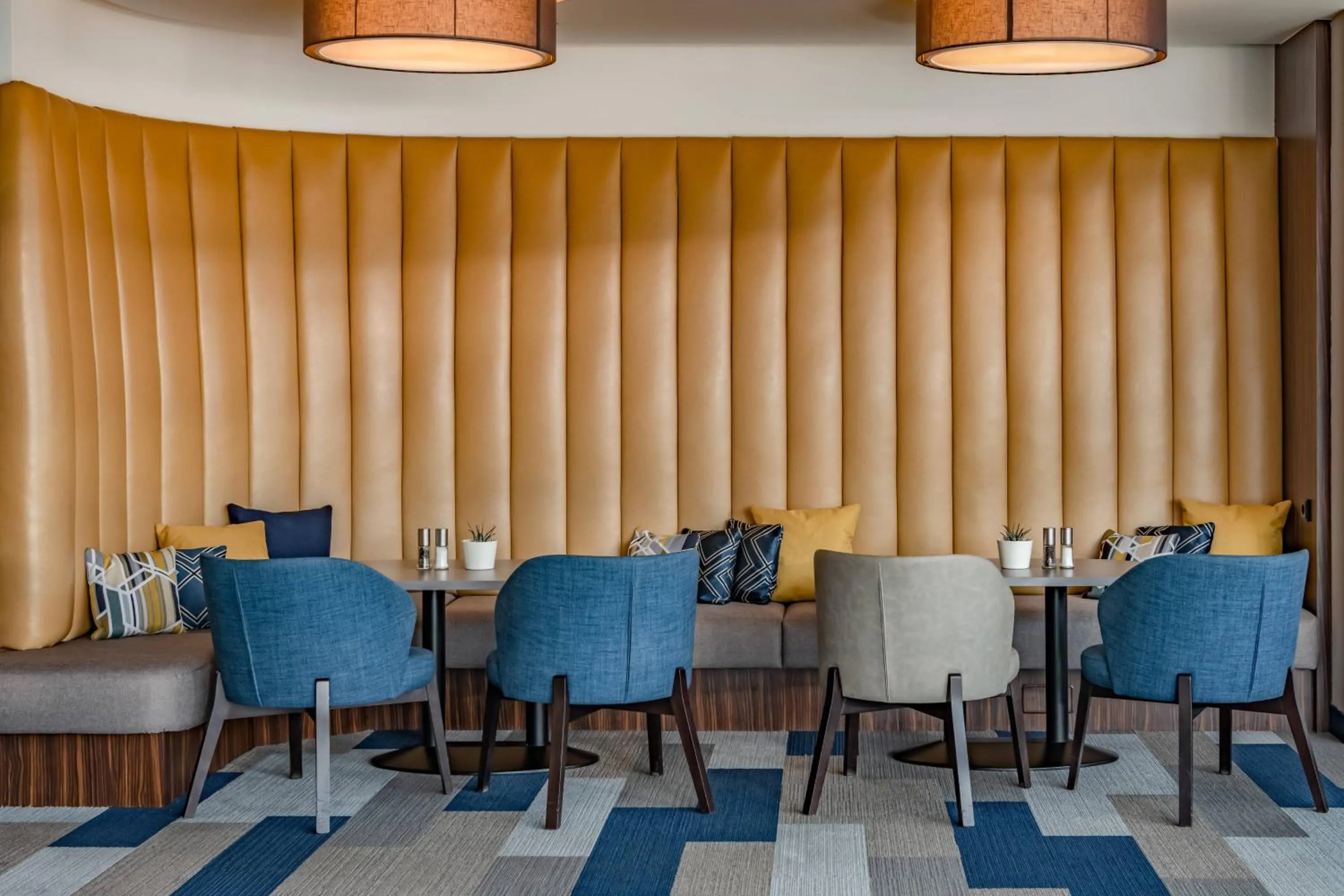 Lounge or bar in Courtyard by Marriott Linz