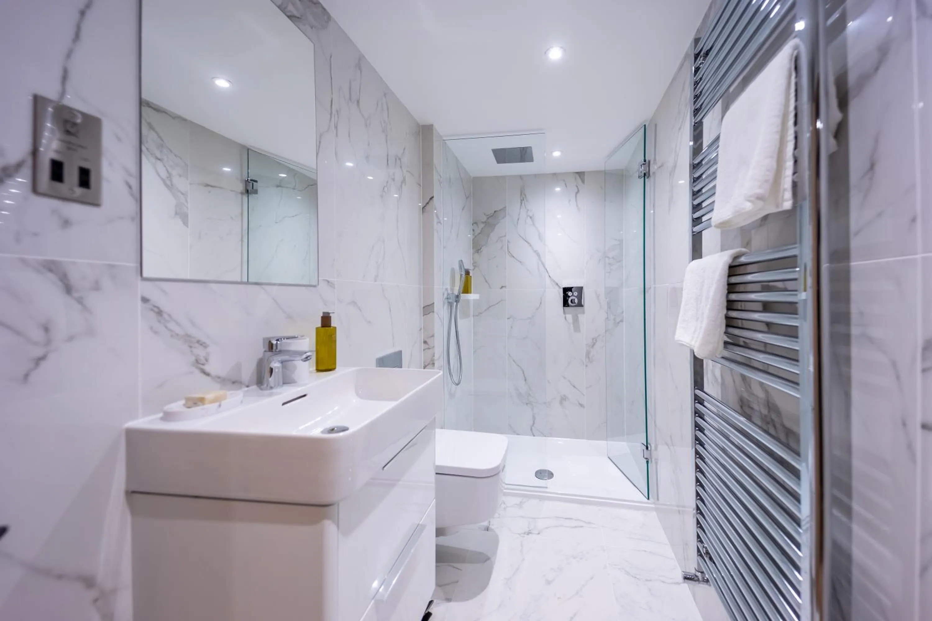 Shower in No1 Apartments Edinburgh - New Town