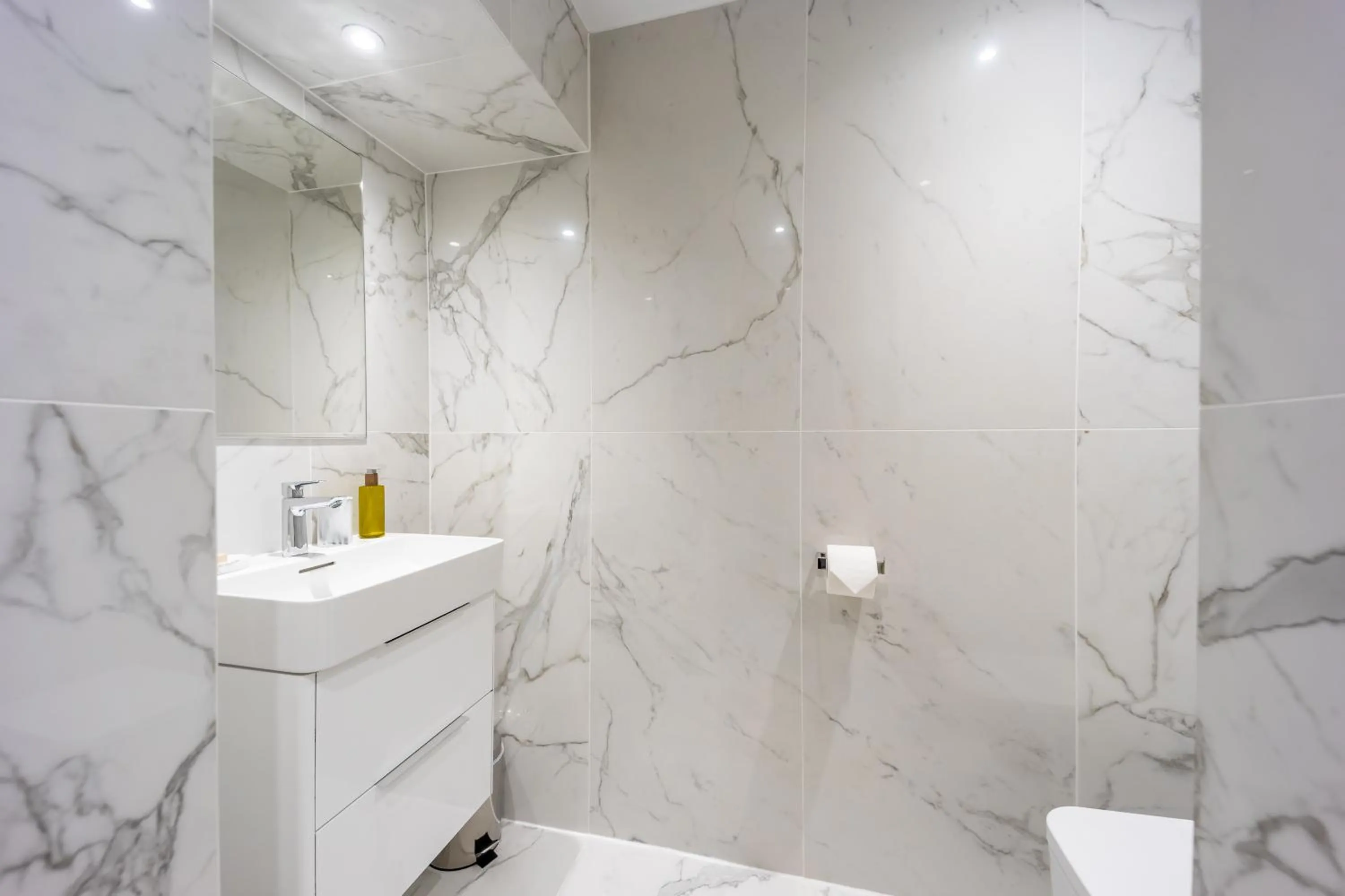 Shower in No1 Apartments Edinburgh - New Town