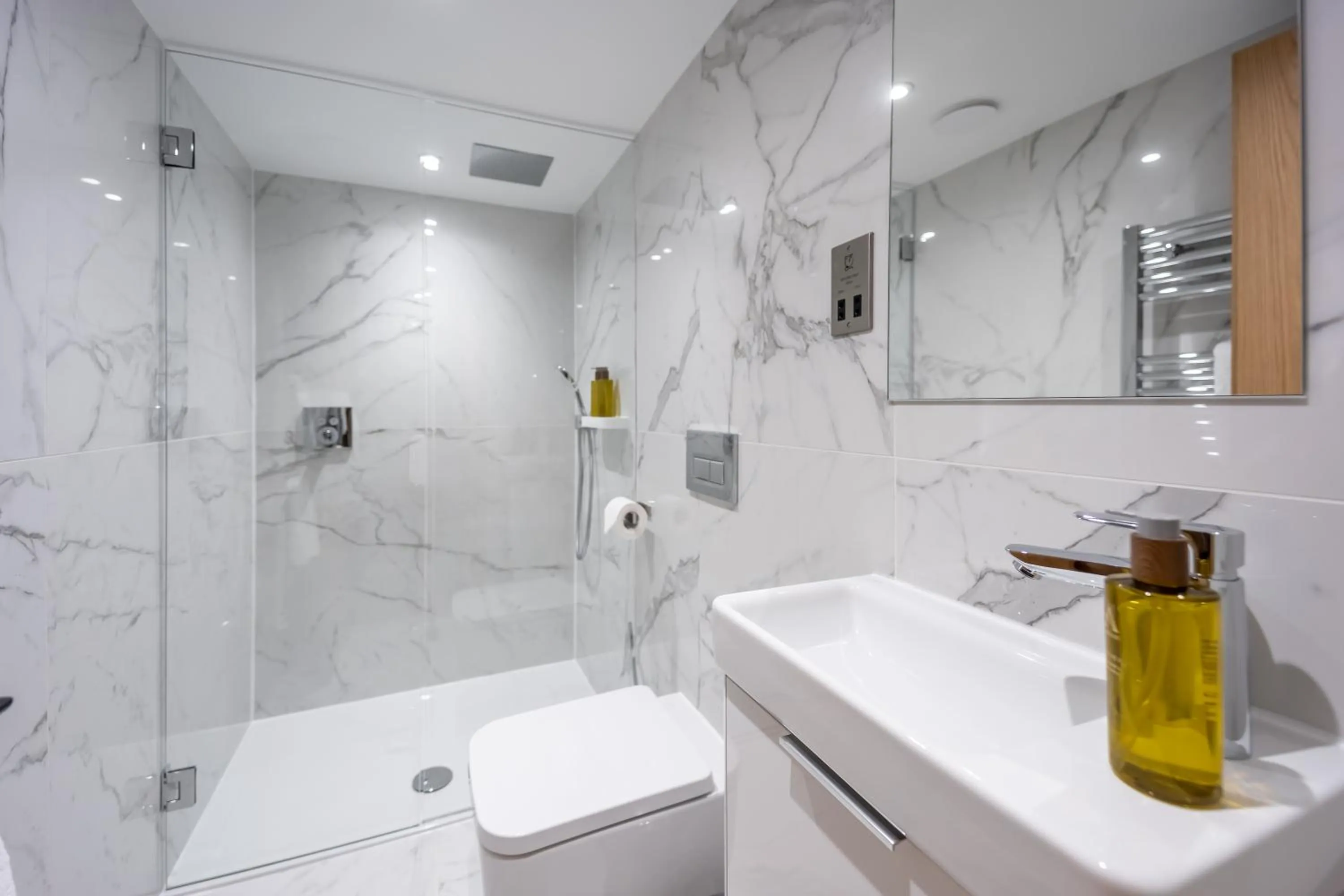 Shower in No1 Apartments Edinburgh - New Town