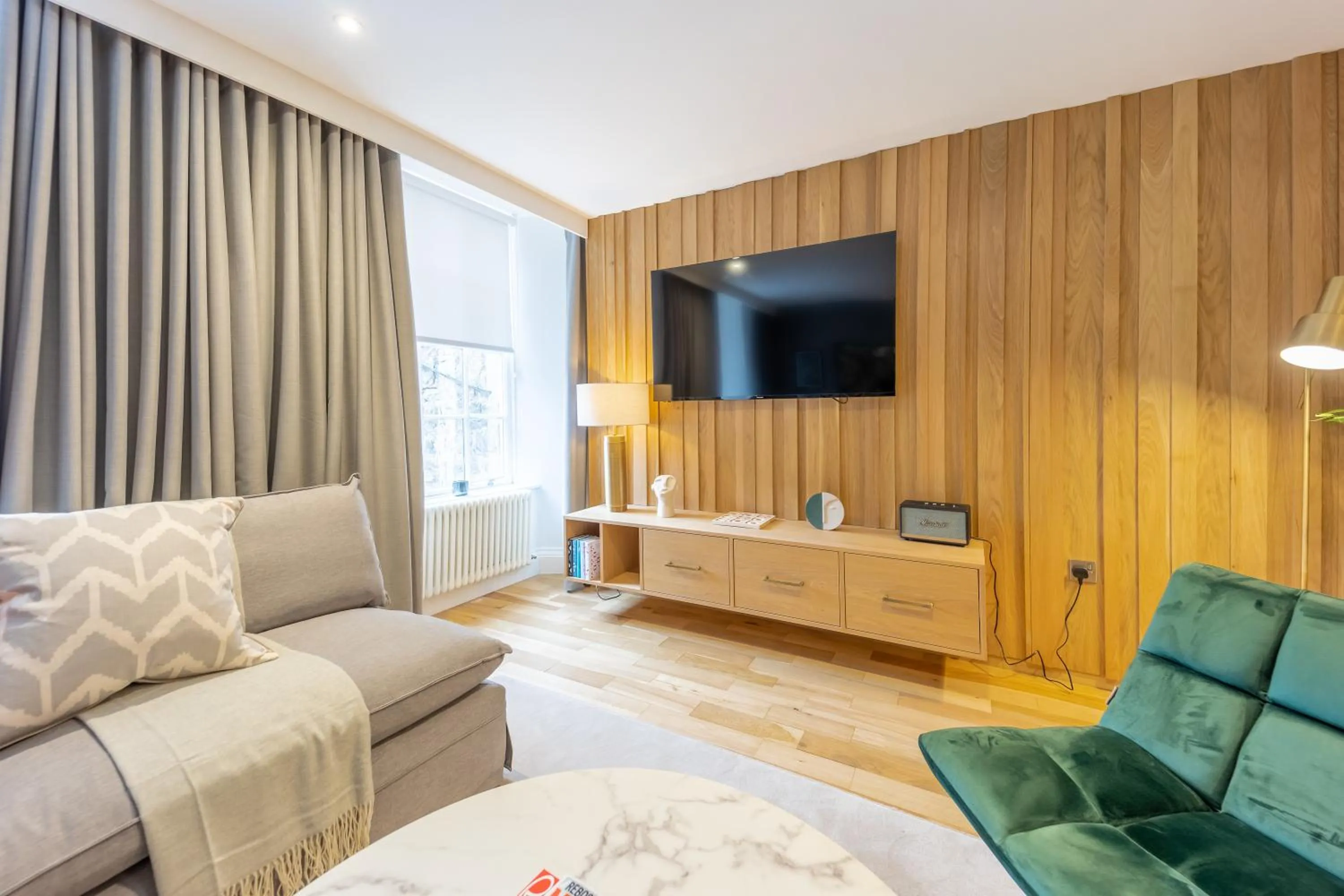 TV and multimedia in No1 Apartments Edinburgh - New Town